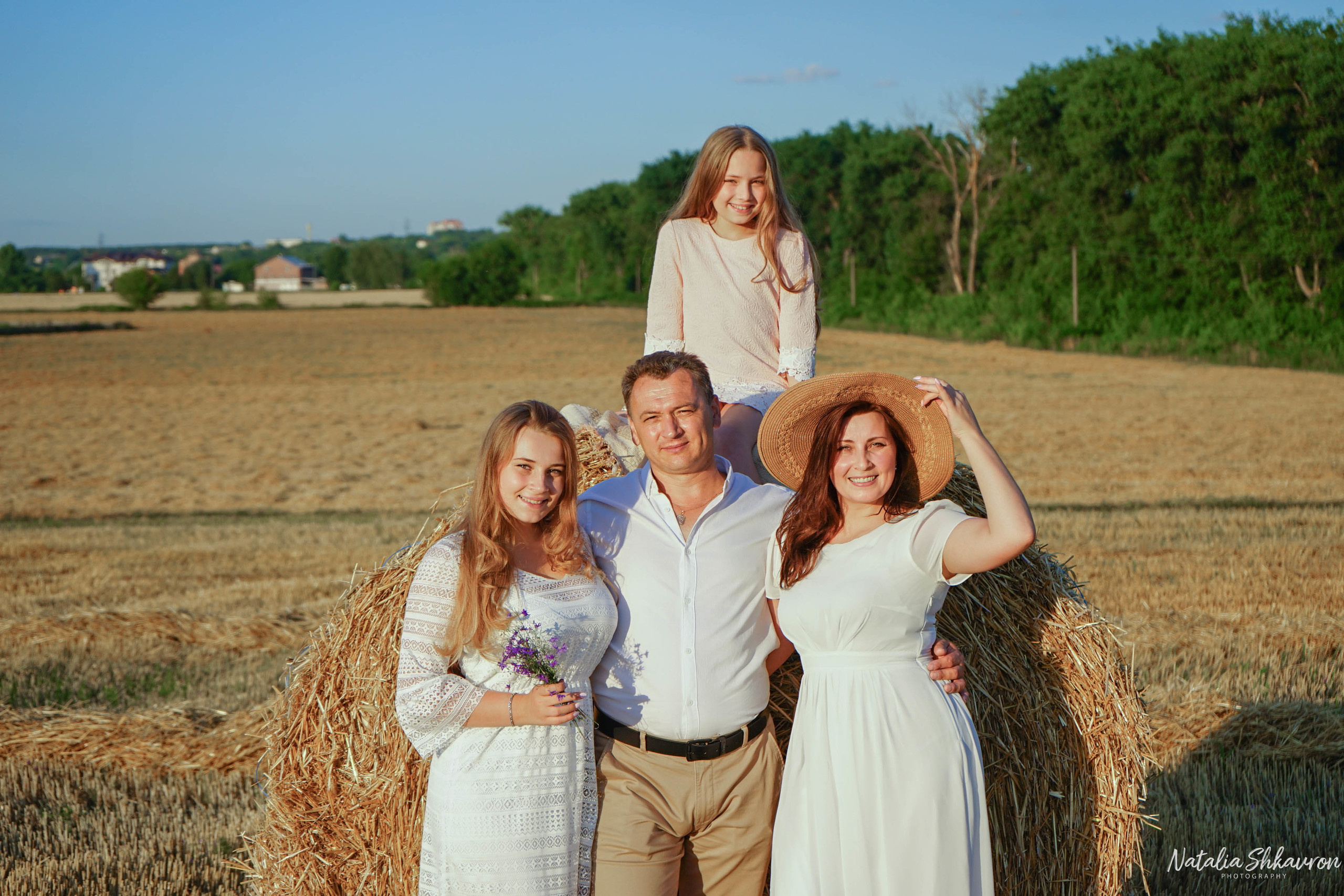 Сімейна фотосесія в полі з рулонами соломи. Сімейний фотограф Київ Наталія Шкаврон