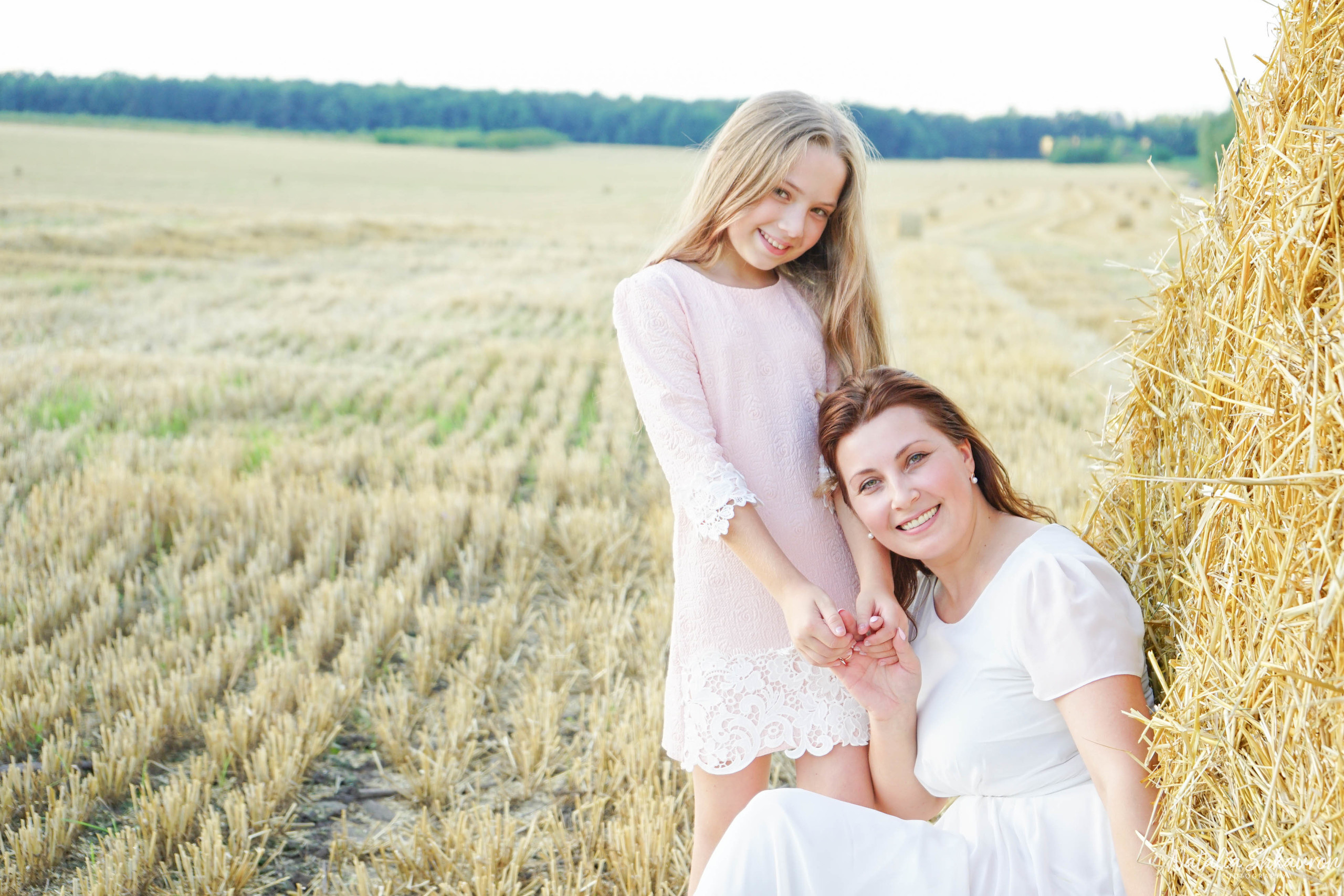 Сімейна фотосесія в полі з рулонами соломи. Сімейний фотограф Київ Наталія Шкаврон