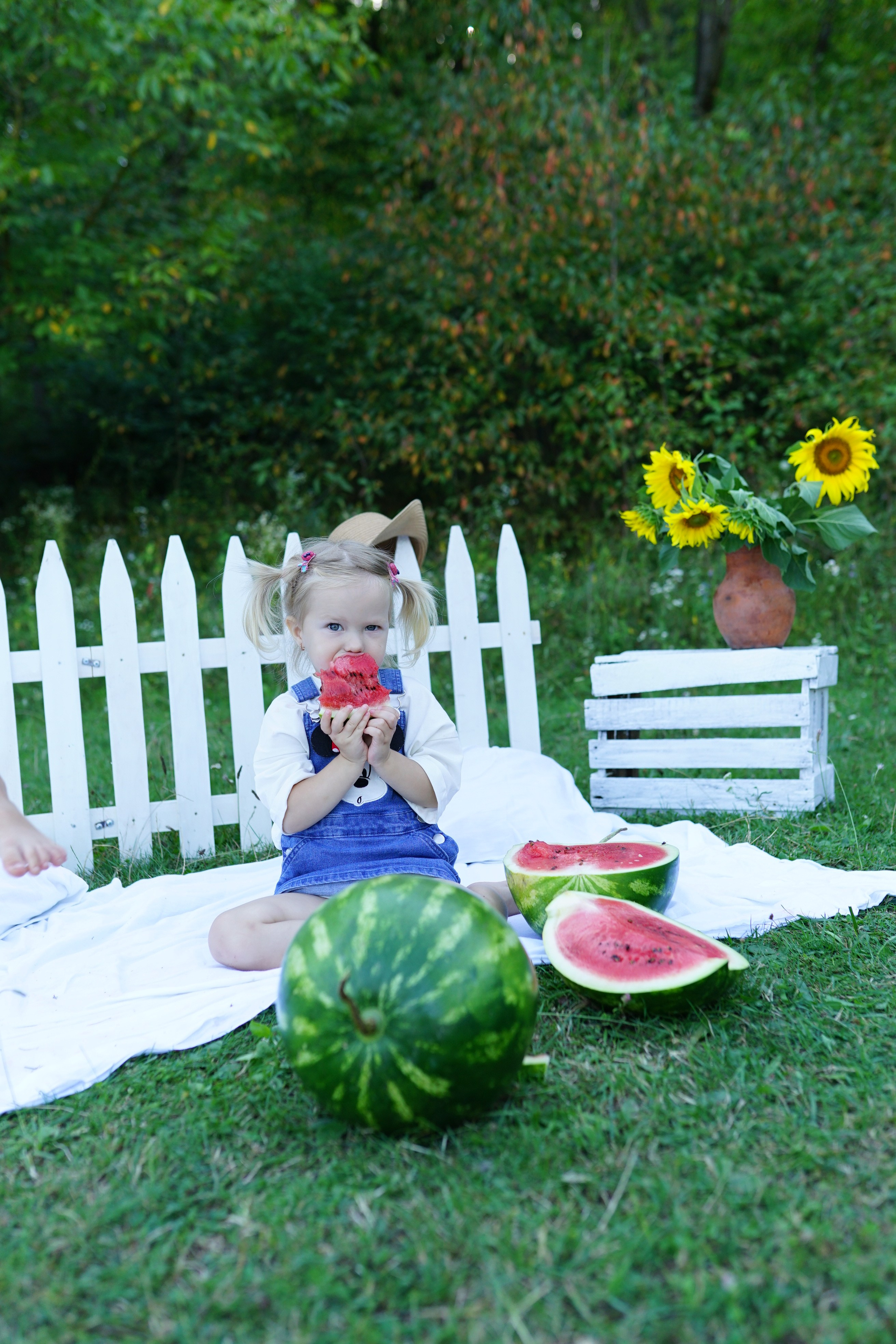 Сімейна фотосесія з кавунами. Family photographer in Kiev Natalia Shkavron