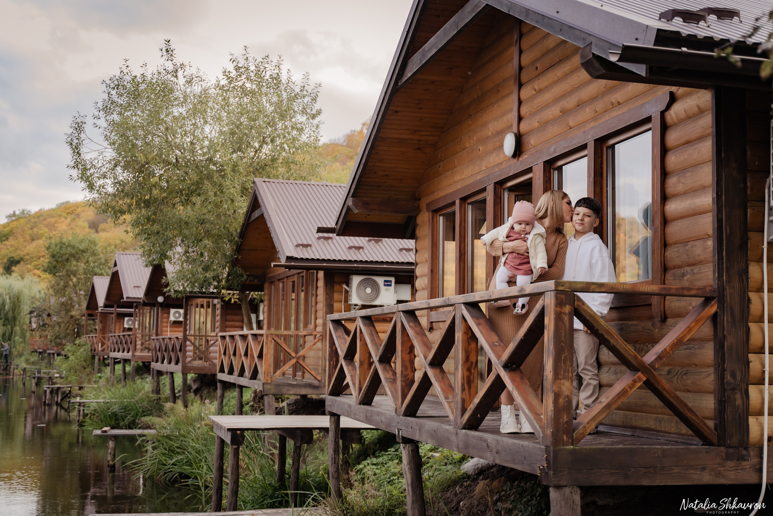 Сімейна фотосесія восени біля води. Family photographer in Kiev Natalia Shkavron