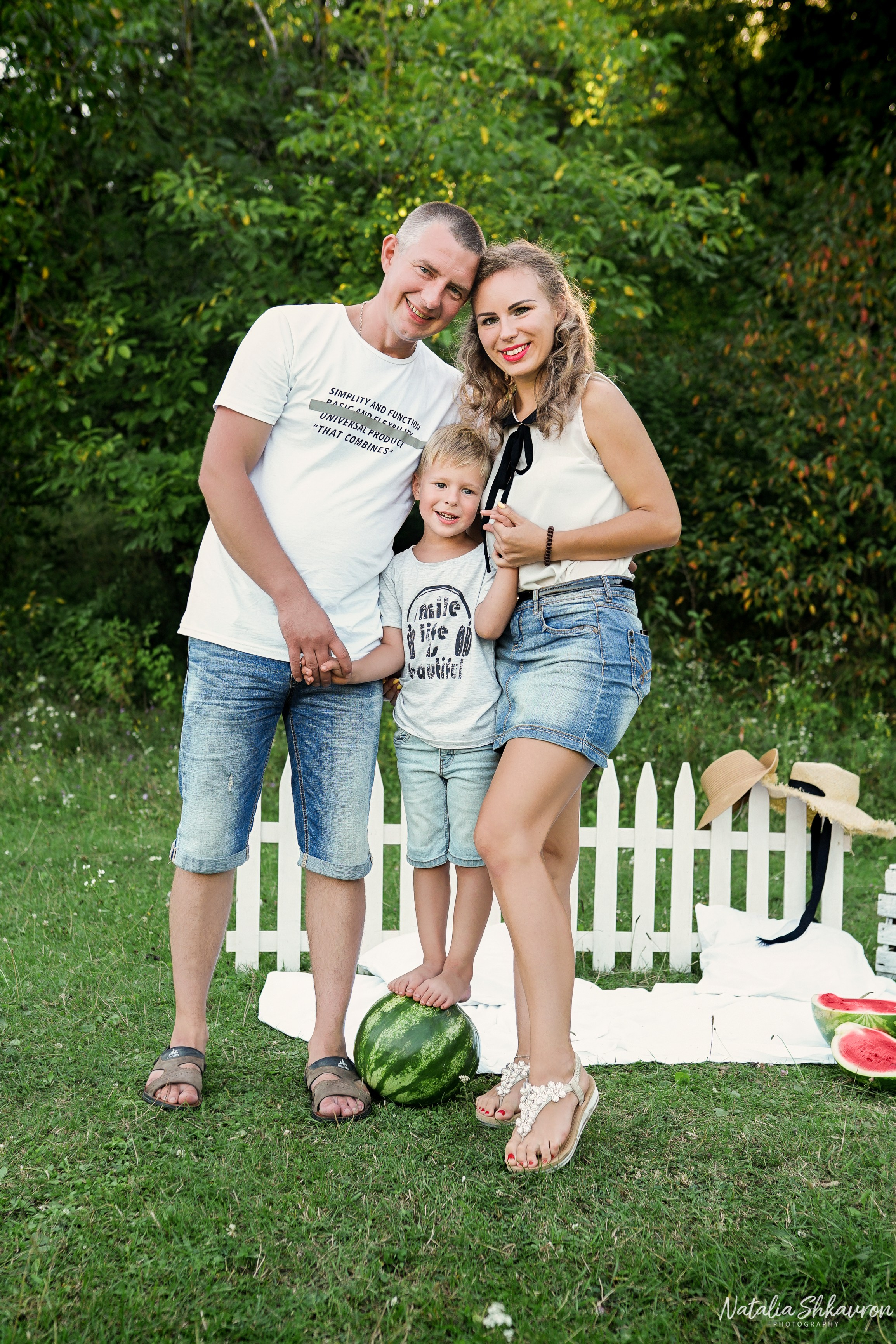 Сімейна фотосесія з кавунами. Family photographer in Kiev Natalia Shkavron