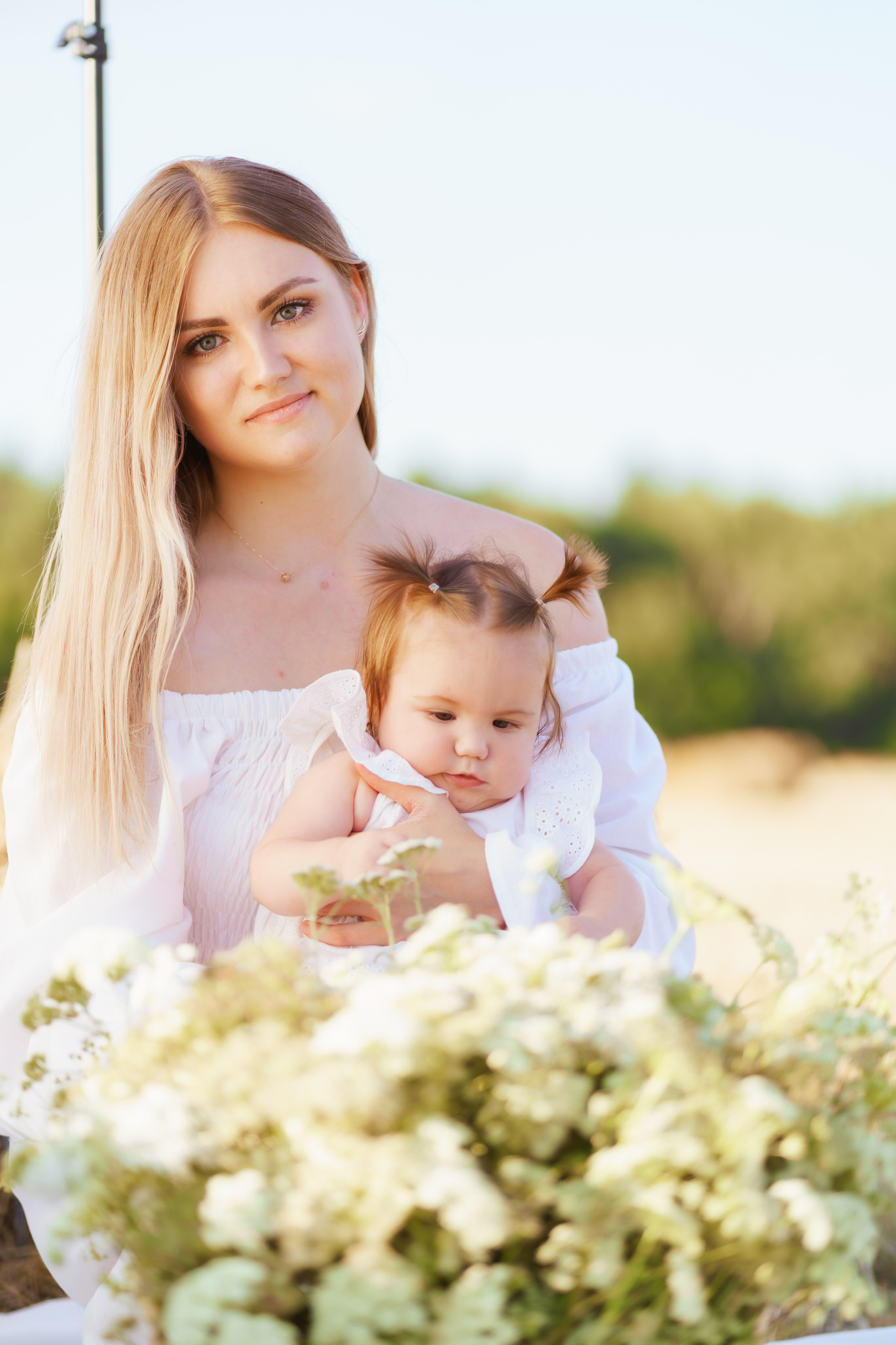 Фотосесія мами та доні в полі. Сімейний фотограф Київ Наталія Шкаврон