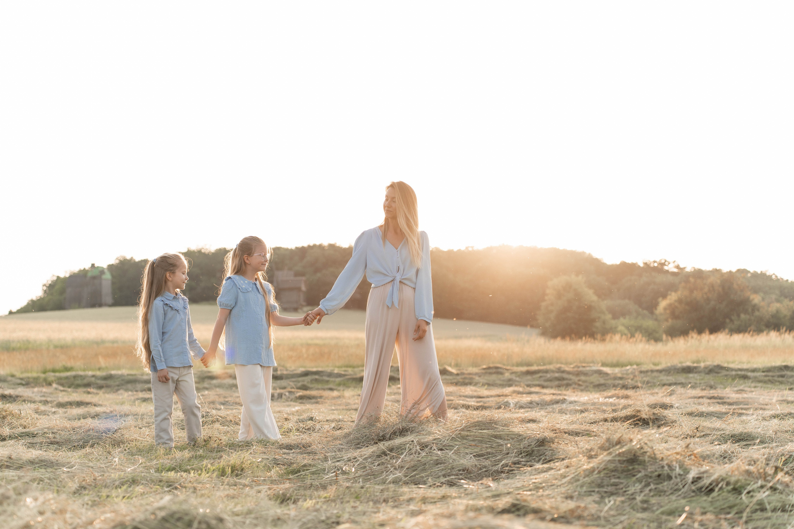 Сімейна фотосесія в Пирогово мами з двома донями. Сімейний фотограф Київ Наталія Шкаврон