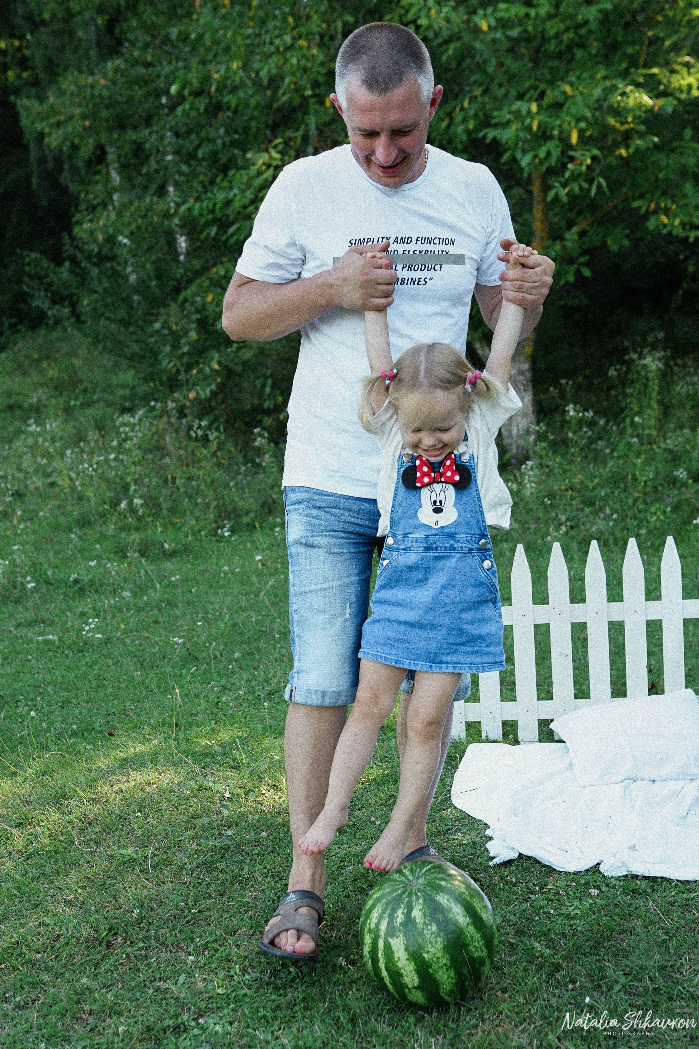 Сімейна фотосесія з кавунами. Family photographer in Kiev Natalia Shkavron