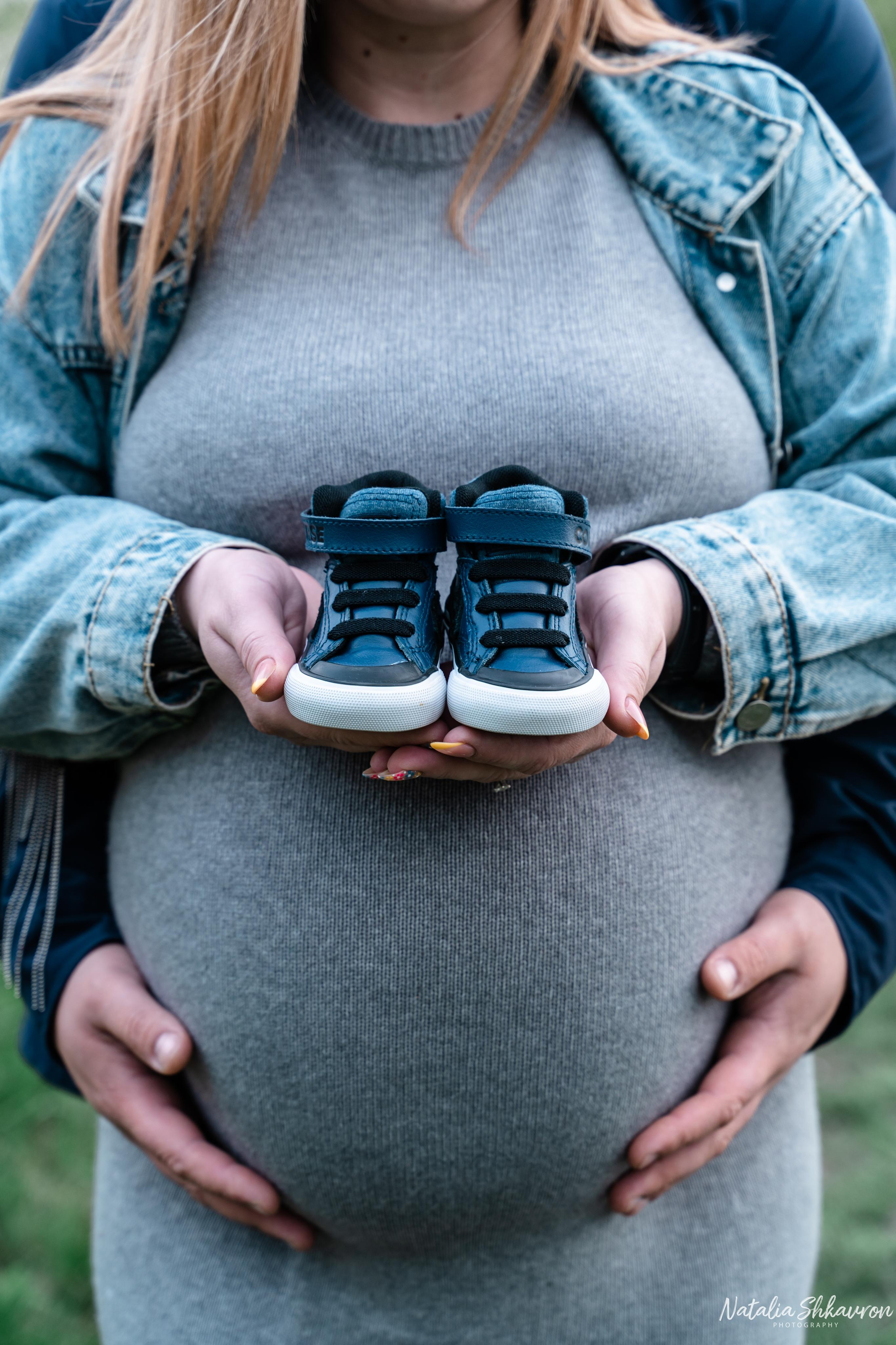 Фотосесія вагітностіу в квітучих садах. Сімейний фотограф Київ Наталія Шкаврон