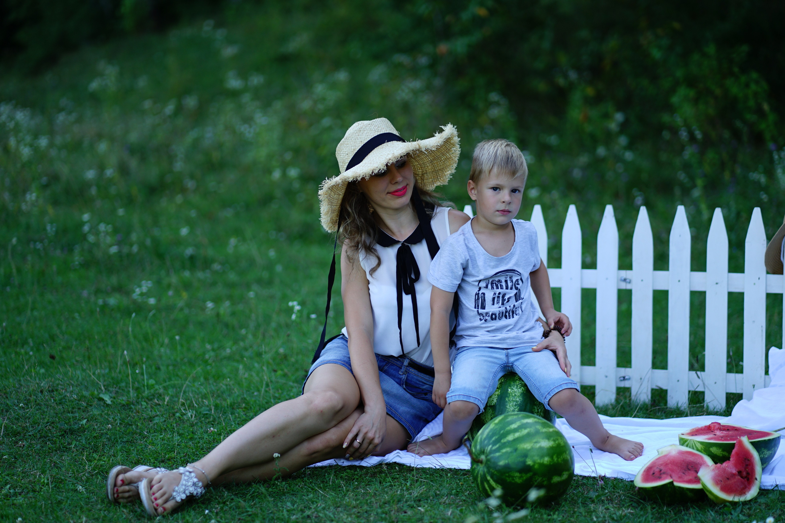 Сімейна фотосесія з кавунами. Family photographer in Kiev Natalia Shkavron