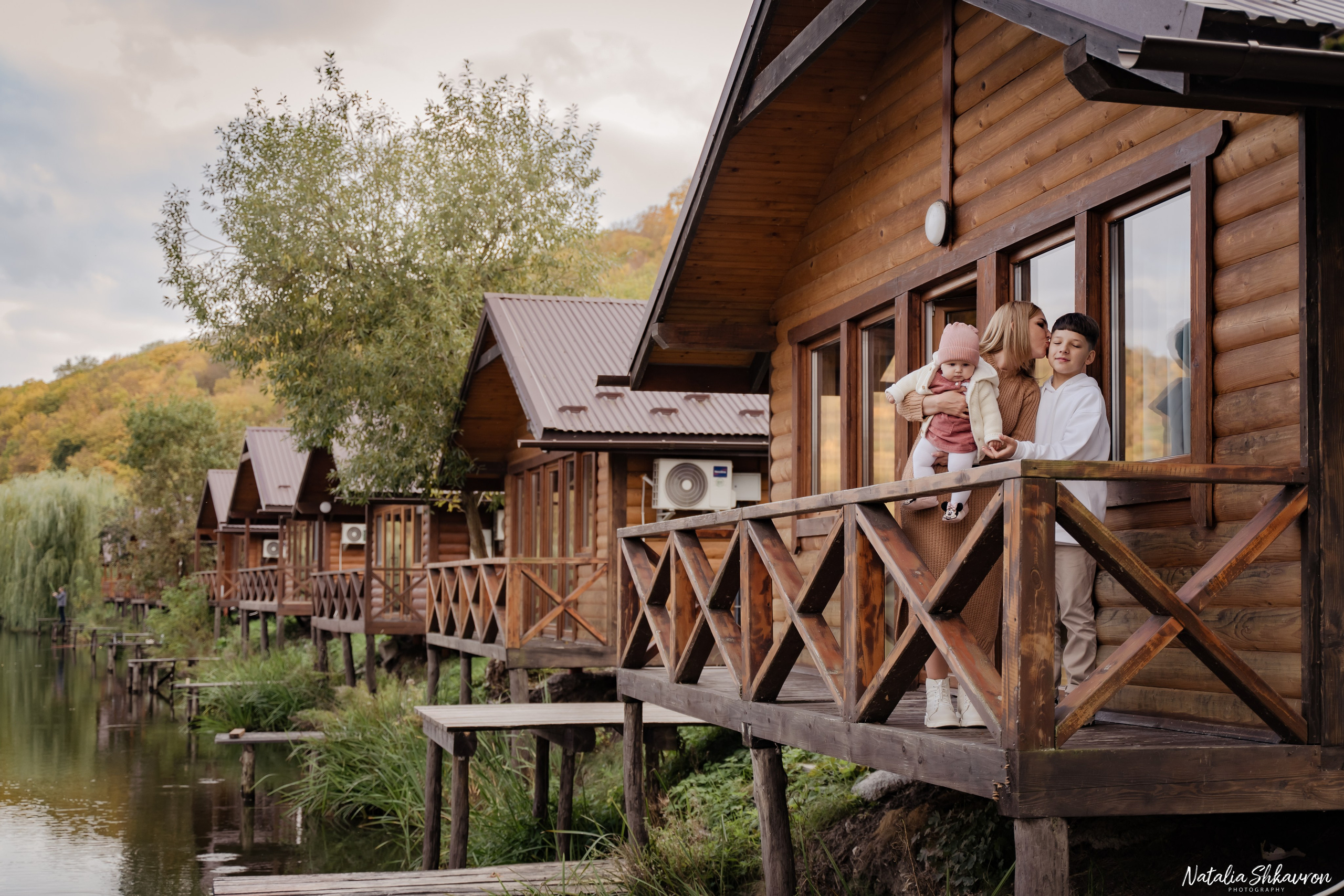 Сімейна фотосесія восени біля води. Family photographer in Kiev Natalia Shkavron