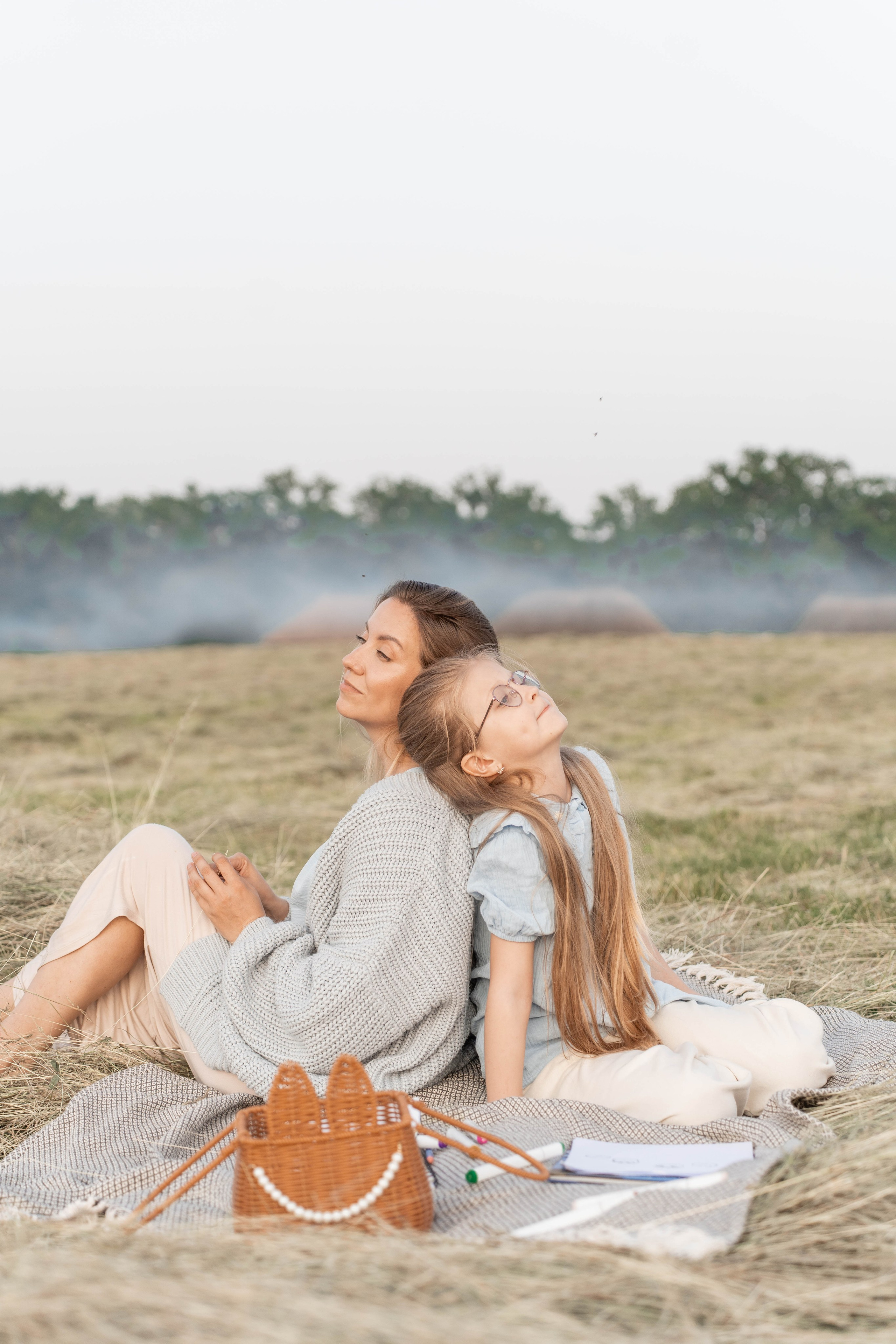 Сімейна фотосесія в Пирогово мами з двома донями. Сімейний фотограф Київ Наталія Шкаврон