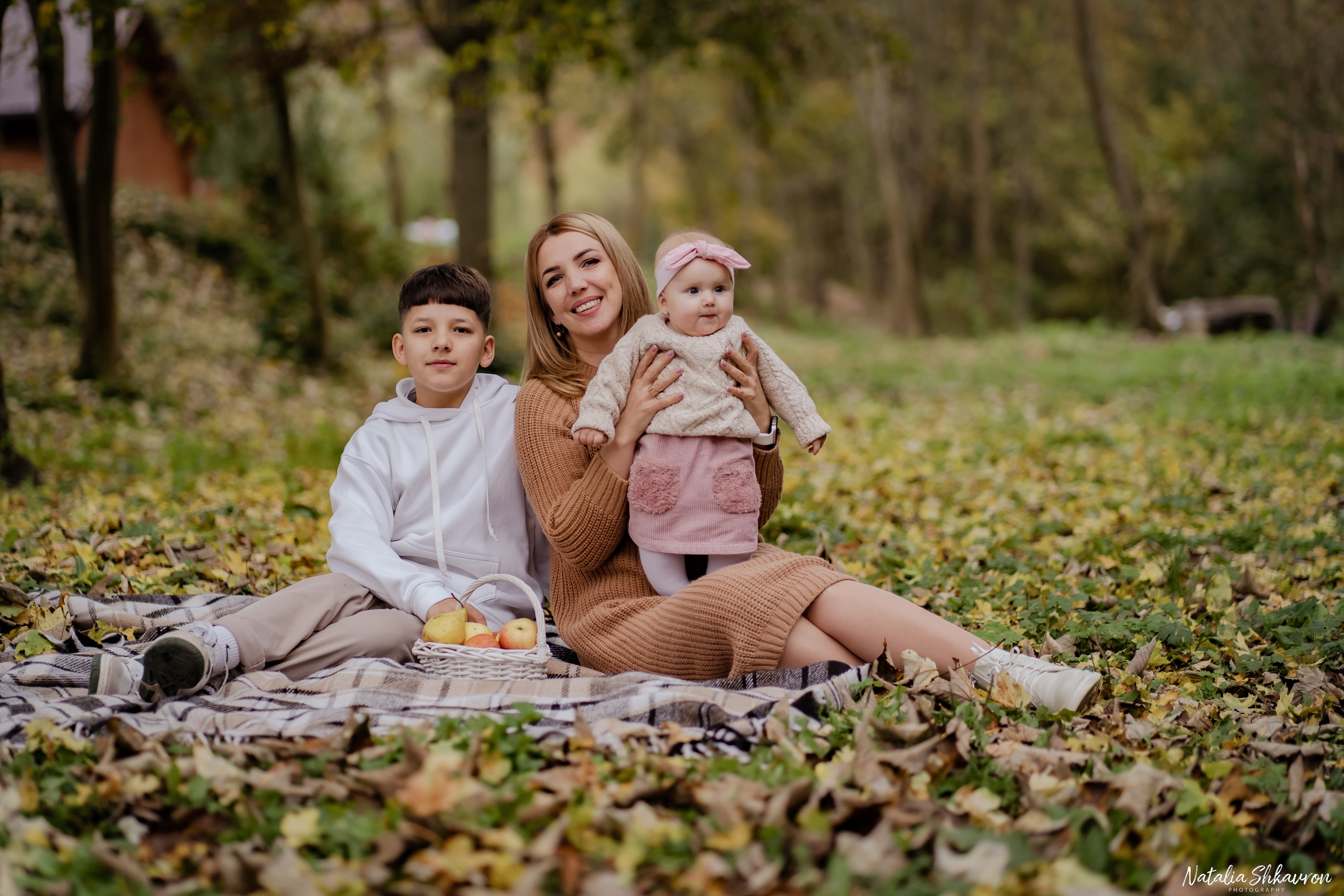 Сімейна фотосесія восени біля води. Family photographer in Kiev Natalia Shkavron