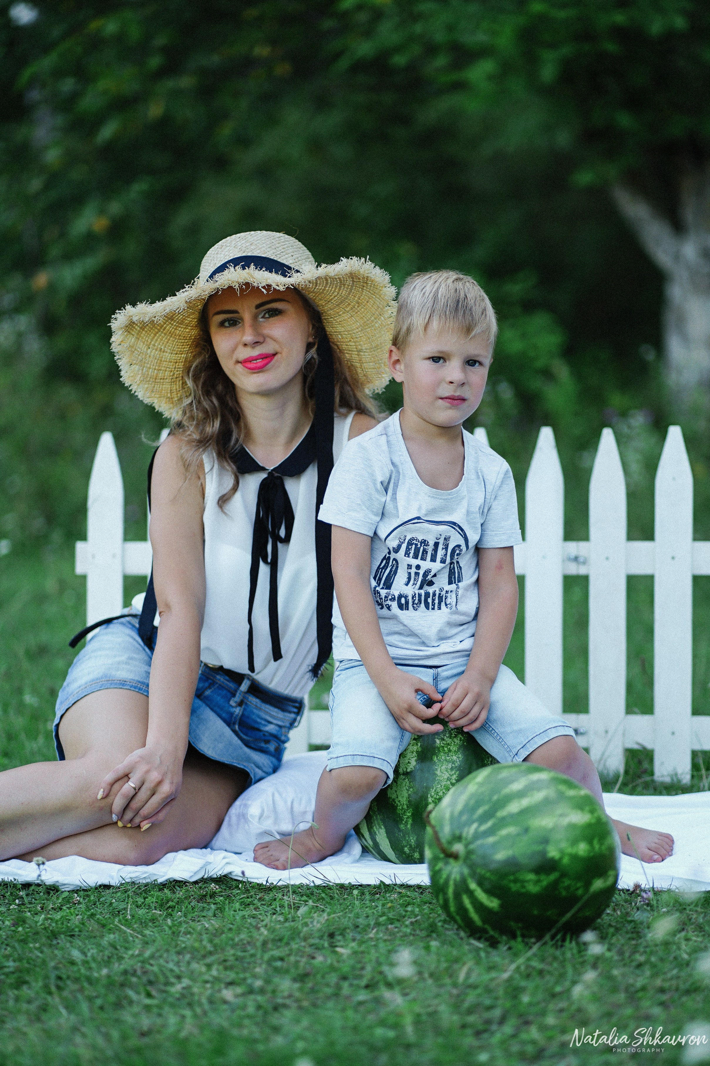 Сімейна фотосесія з кавунами. Family photographer in Kiev Natalia Shkavron