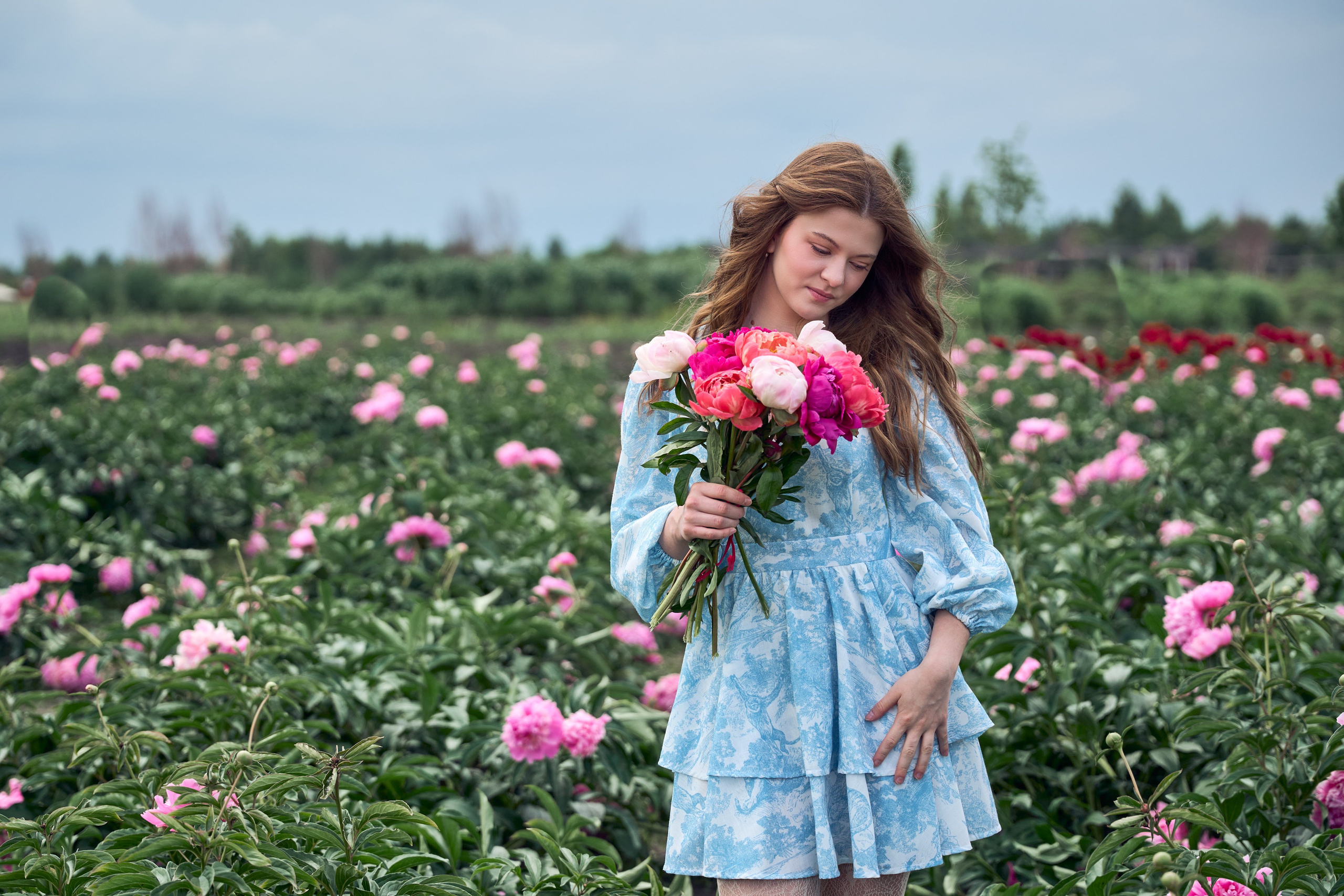 Сімейна фотосесія з піонами у Добропарку. Family photographer in Kiev Natalia Shkavron