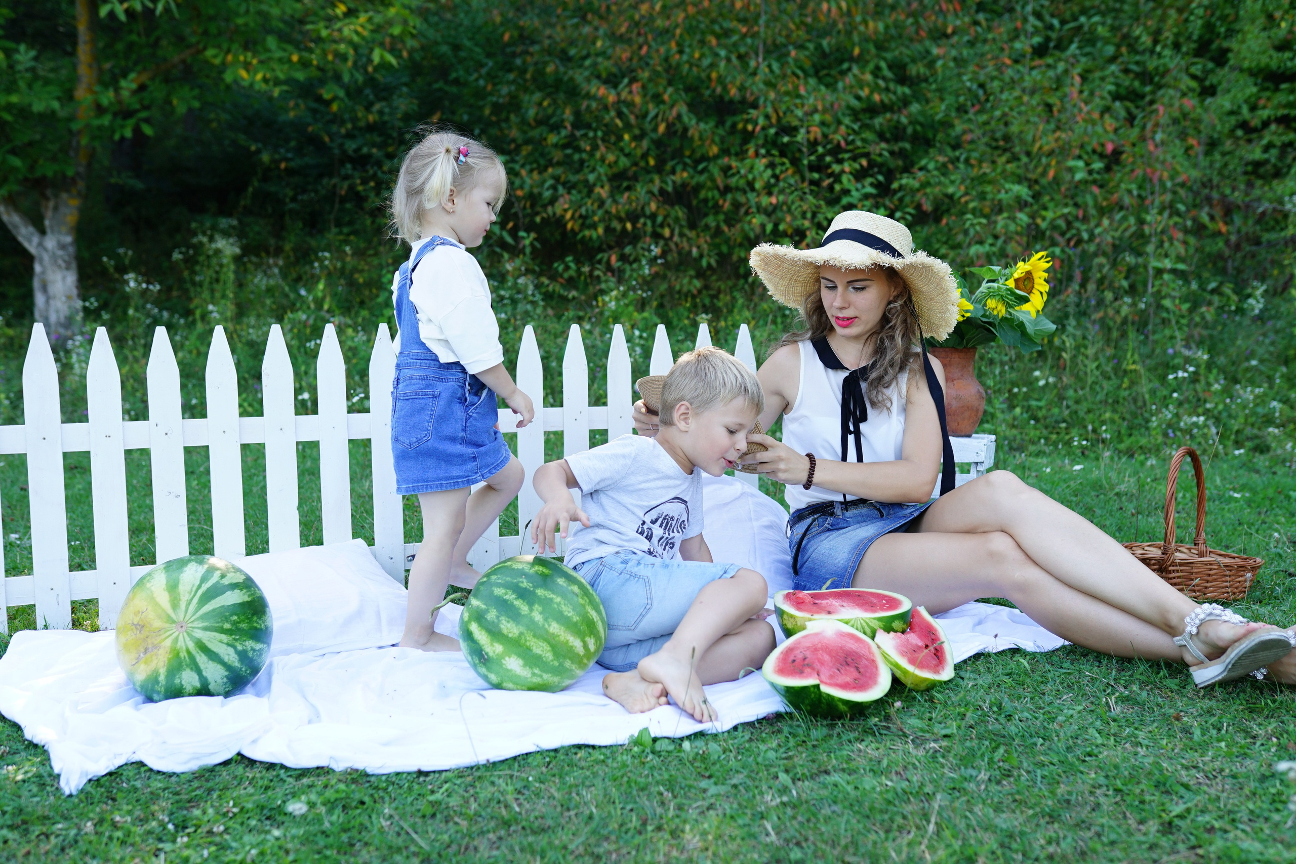 Сімейна фотосесія з кавунами. Family photographer in Kiev Natalia Shkavron