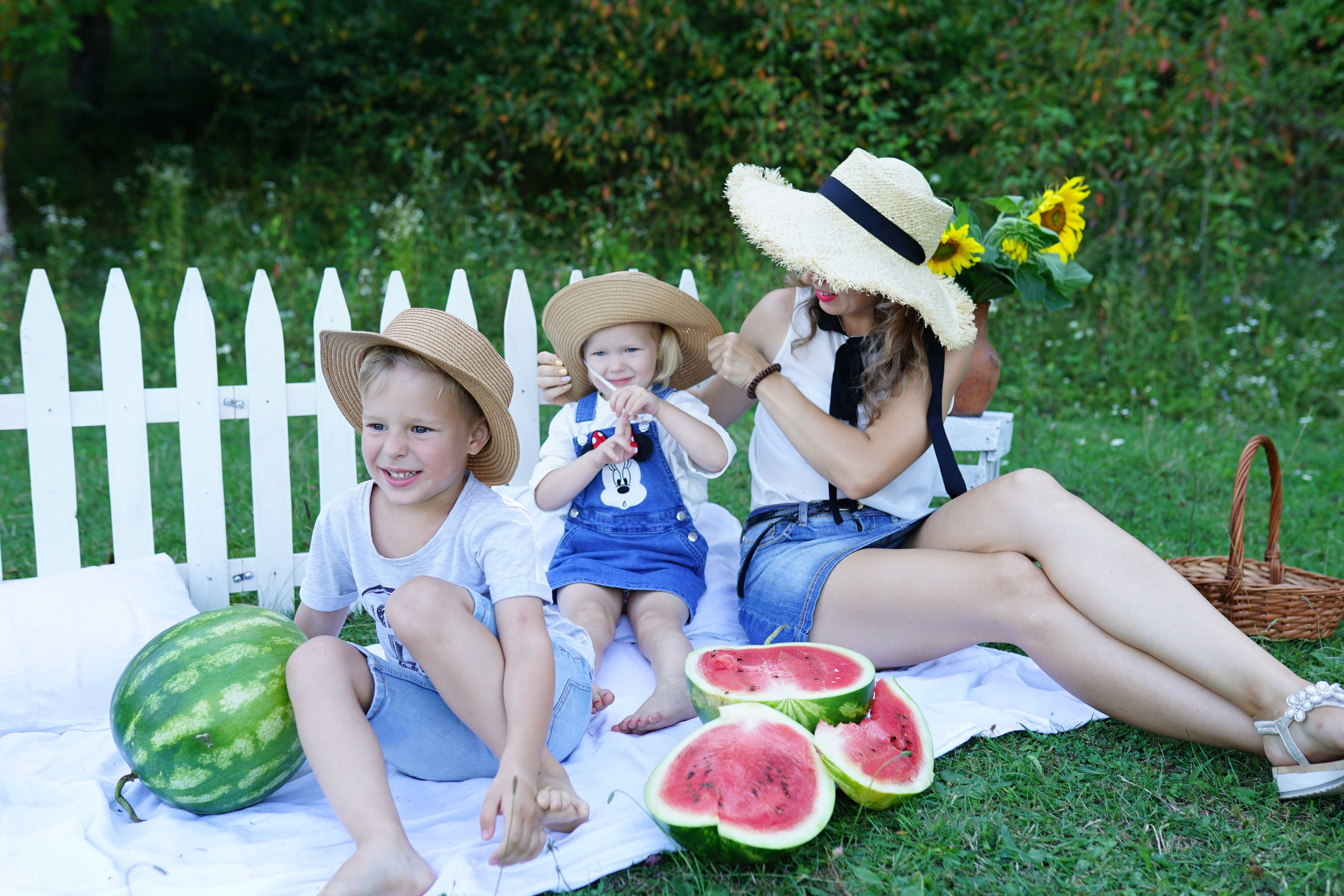 Сімейна фотосесія з кавунами. Family photographer in Kiev Natalia Shkavron