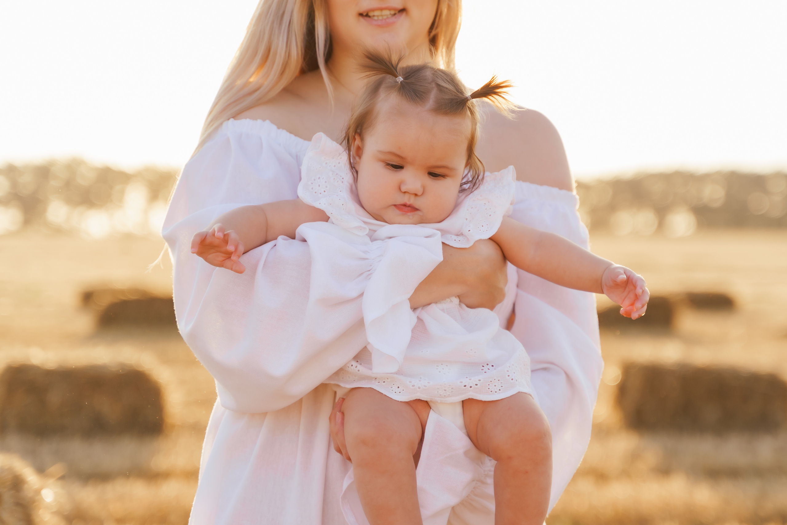 Фотосесія мама та доня в полі з тюками соломи. Сімейний фотограф Київ Наталія Шкаврон