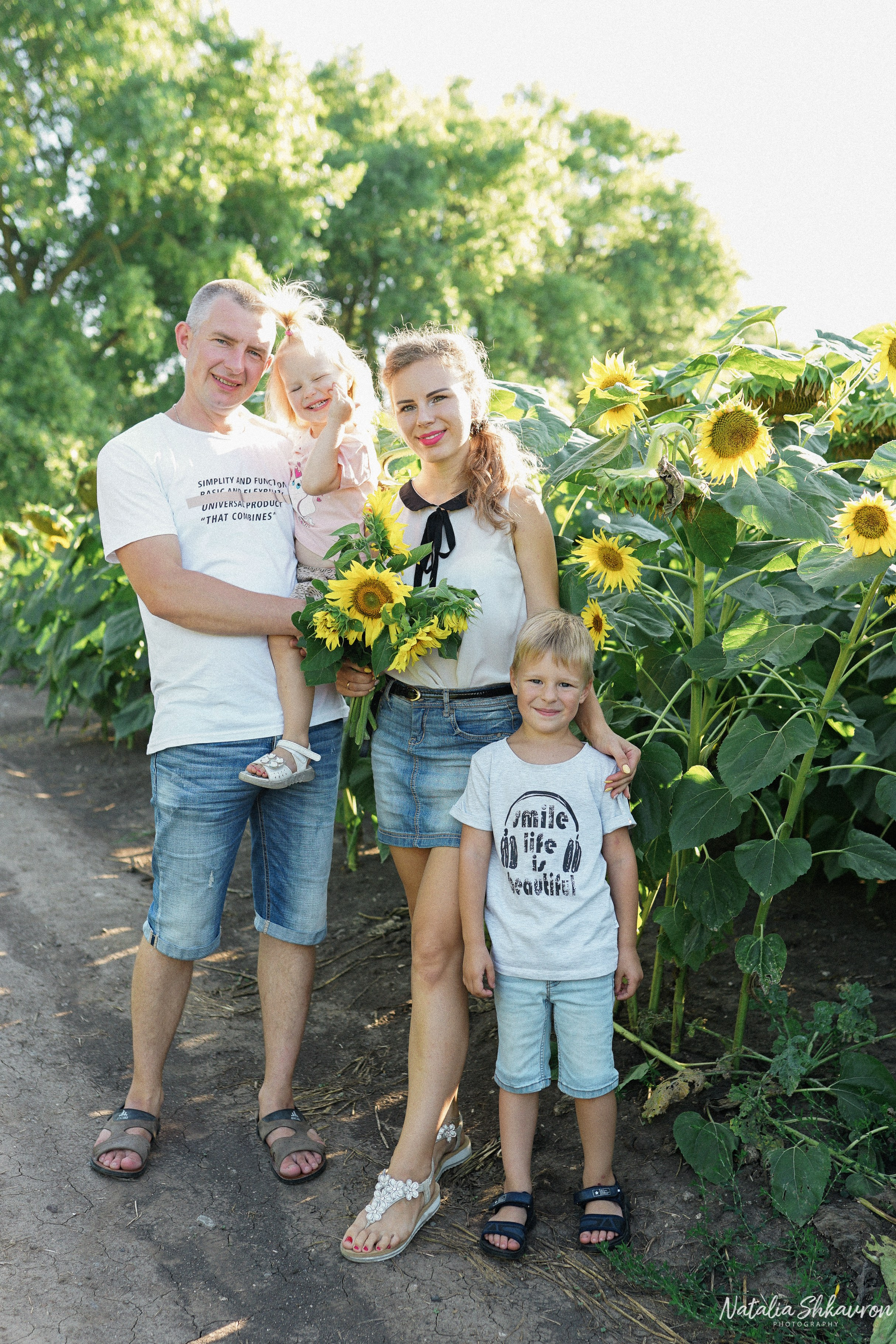 Сімейна фотосесія з кавунами. Family photographer in Kiev Natalia Shkavron