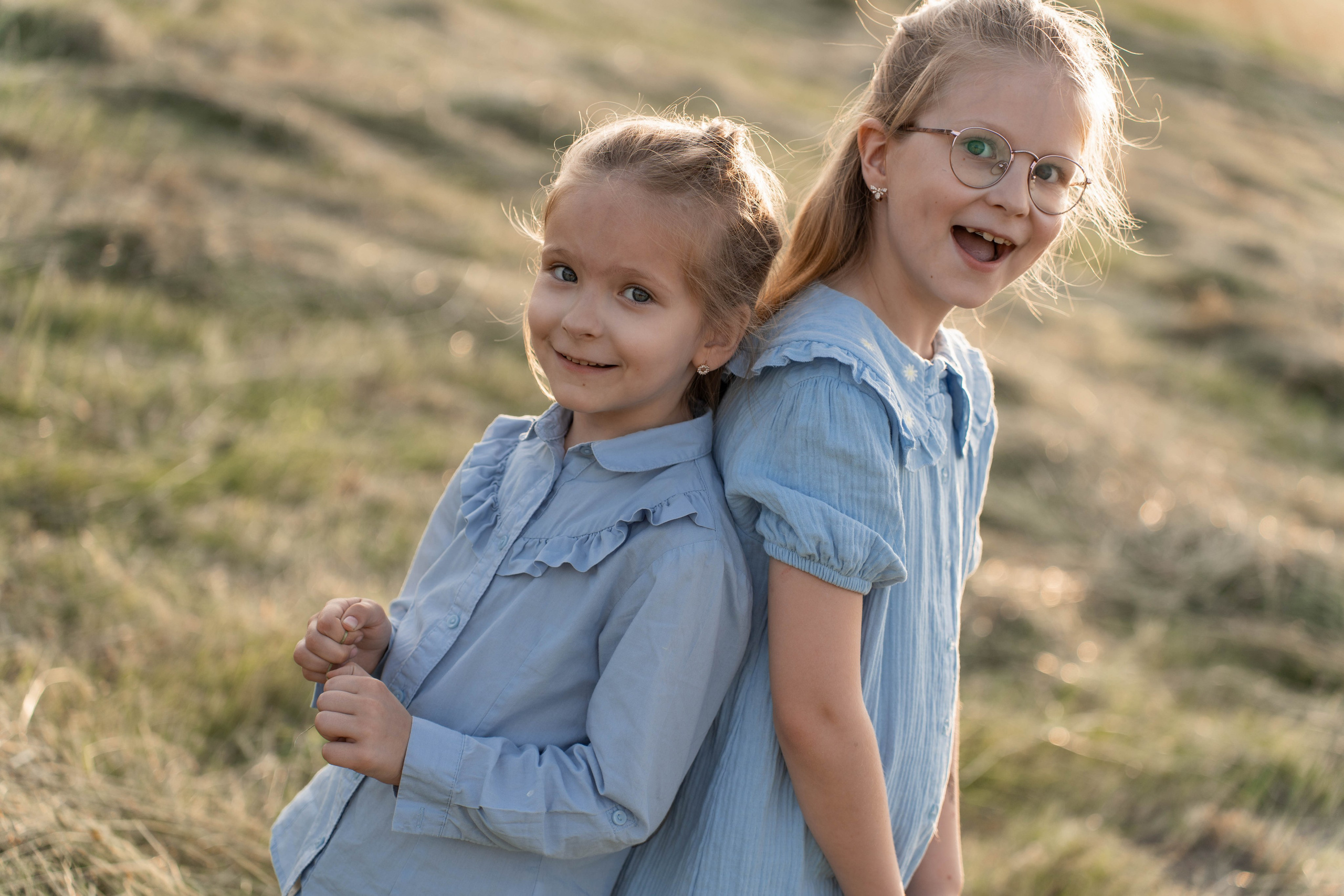 Сімейна фотосесія в Пирогово мами з двома донями. Сімейний фотограф Київ Наталія Шкаврон