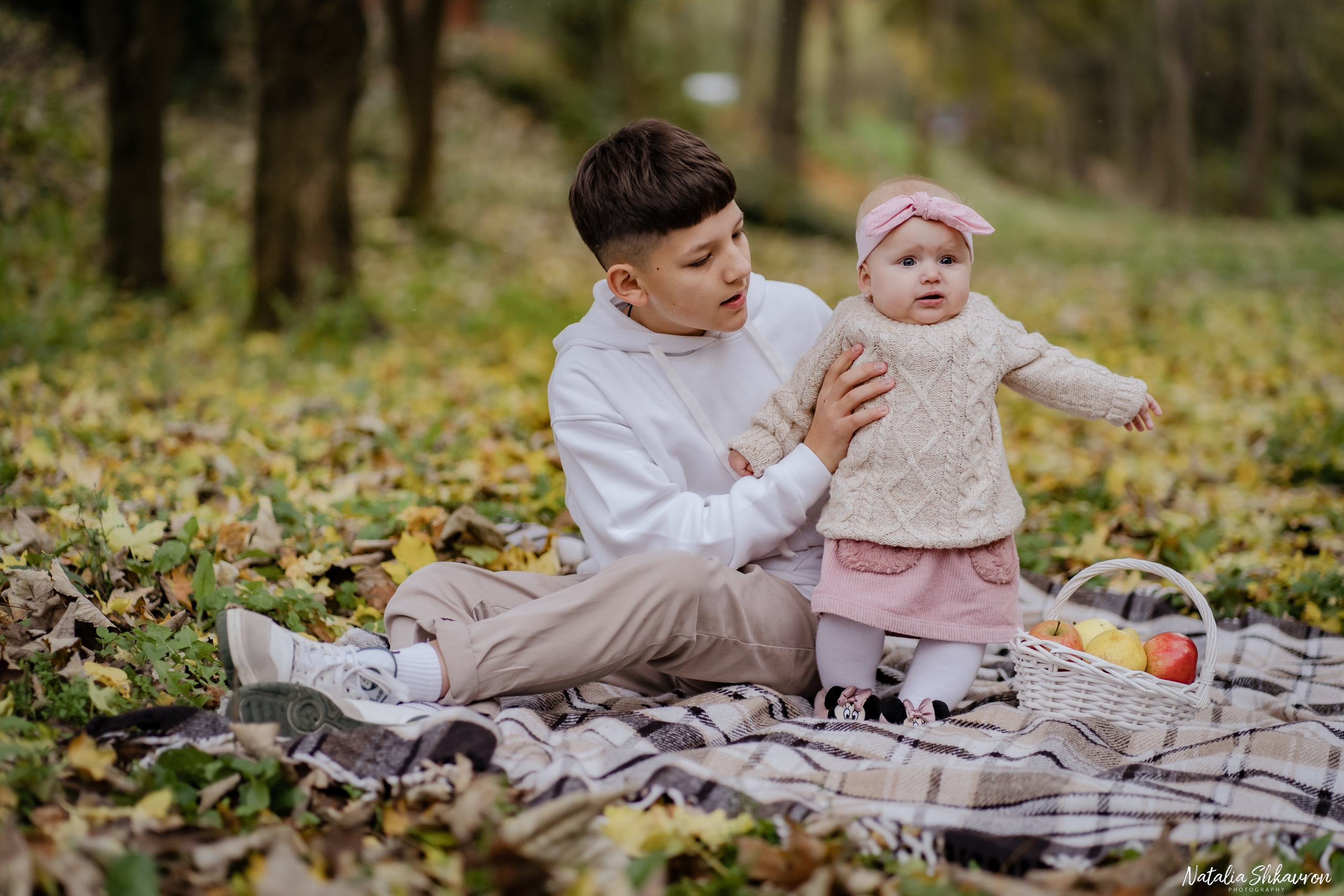 Сімейна фотосесія восени біля води. Family photographer in Kiev Natalia Shkavron