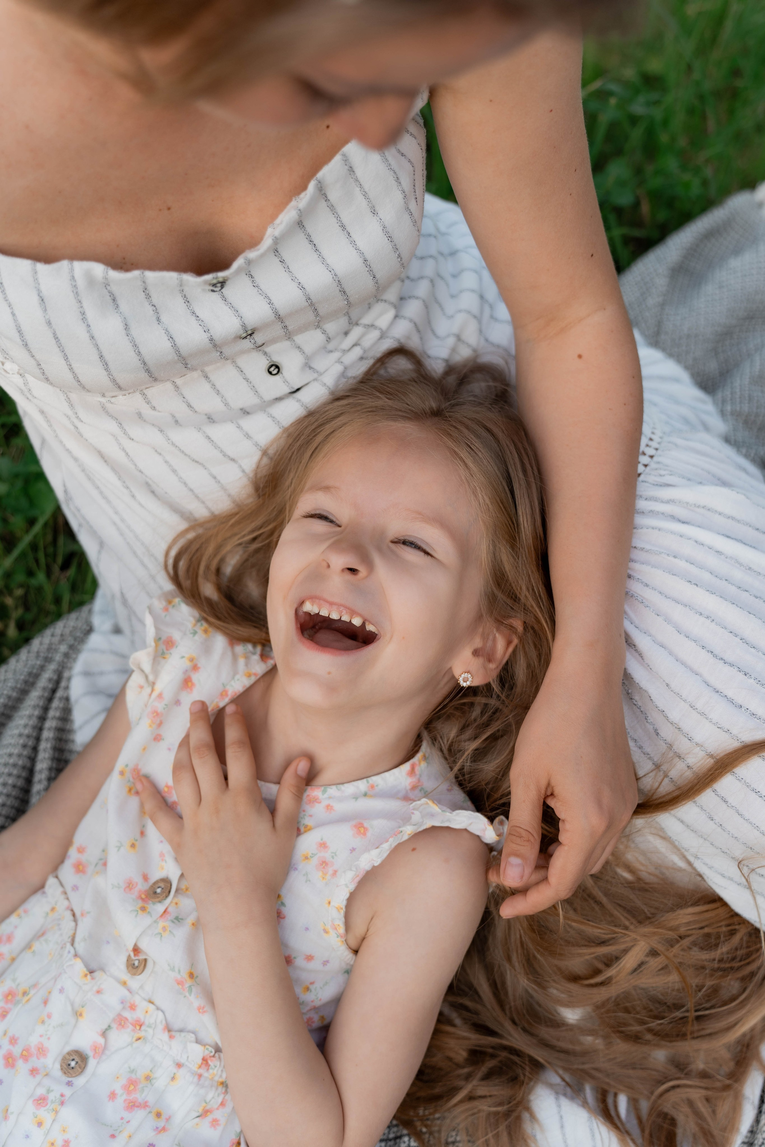 Сімейна фотосесія в Пирогово мами з двома донями. Сімейний фотограф Київ Наталія Шкаврон