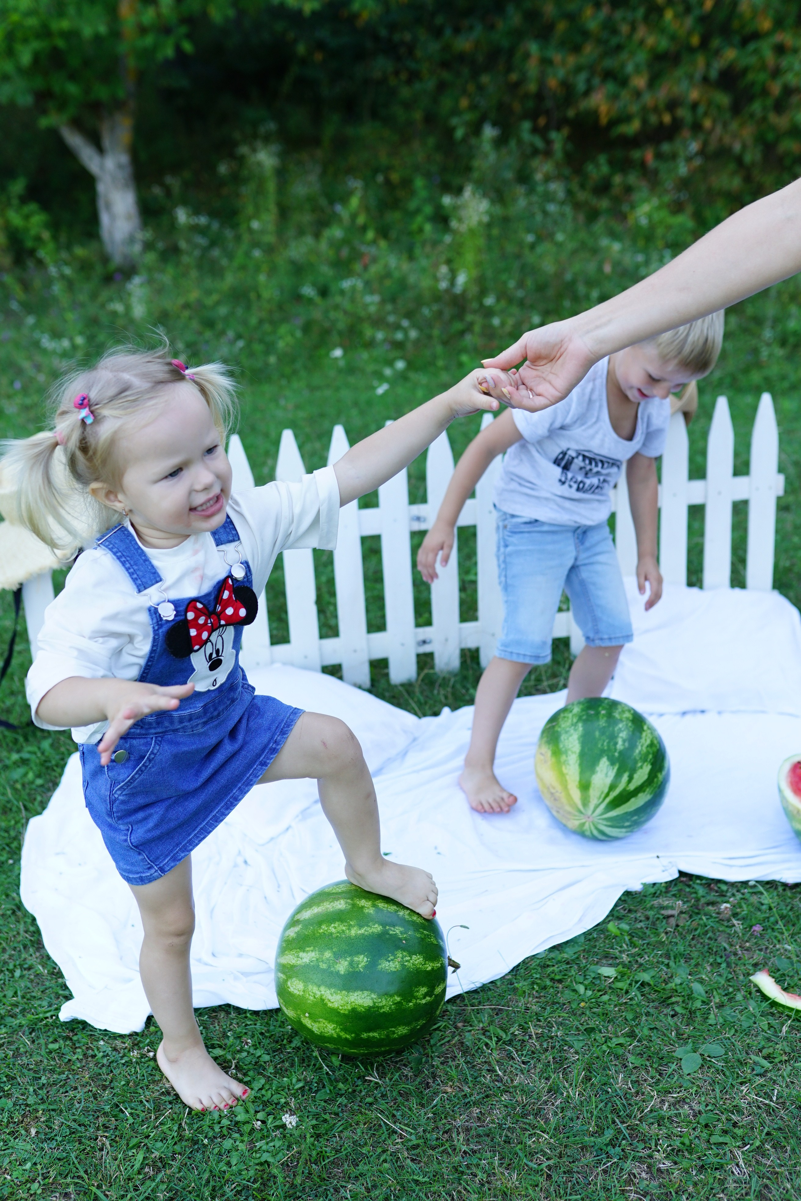 Сімейна фотосесія з кавунами. Family photographer in Kiev Natalia Shkavron