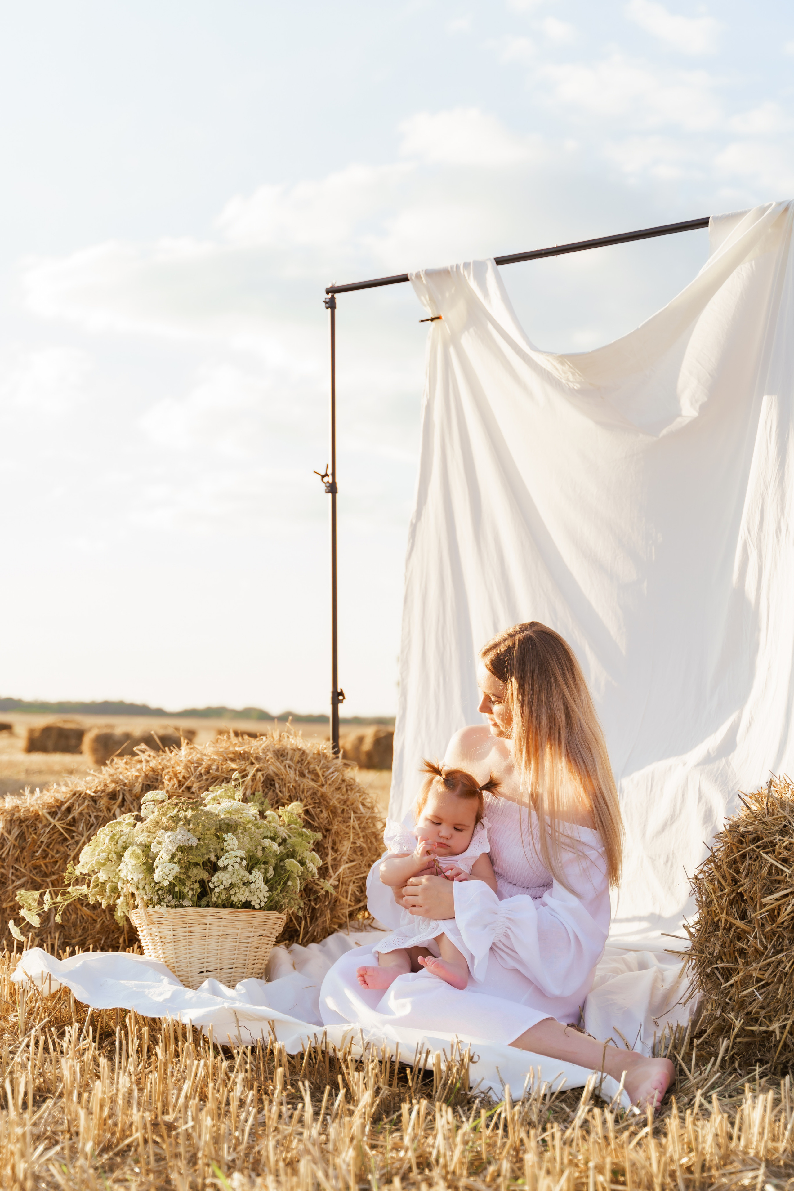 Фотосесія мама та доня в полі з тюками соломи. Сімейний фотограф Київ Наталія Шкаврон