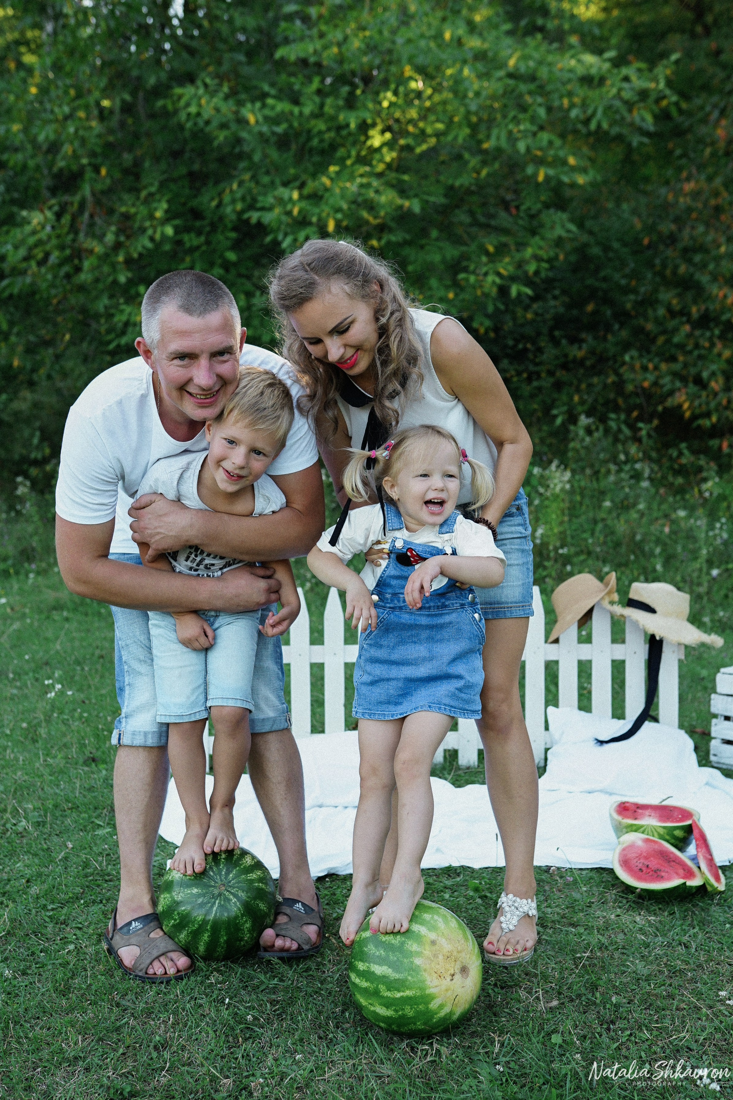 Сімейна фотосесія з кавунами. Family photographer in Kiev Natalia Shkavron