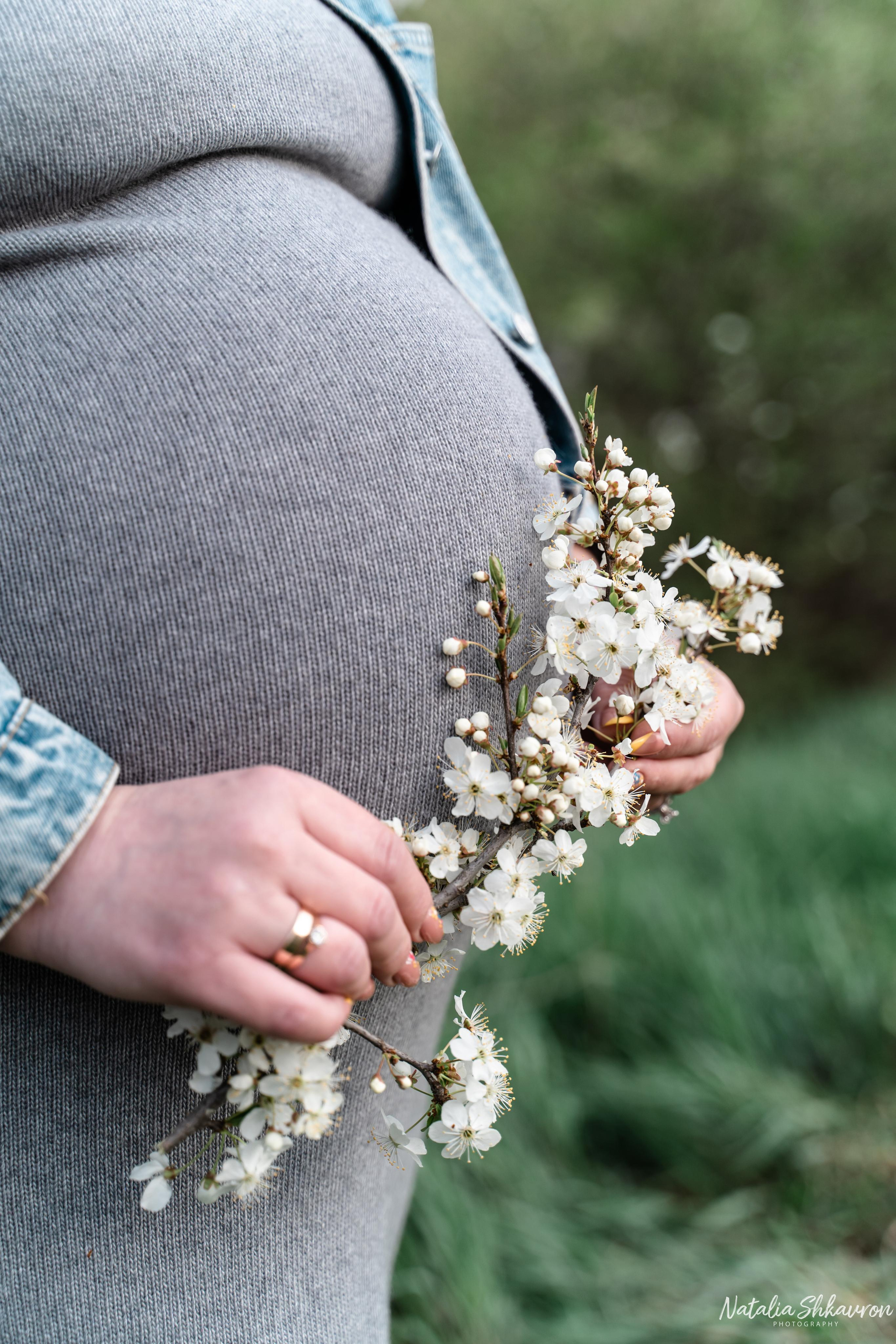 Фотосесія вагітностіу в квітучих садах. Сімейний фотограф Київ Наталія Шкаврон