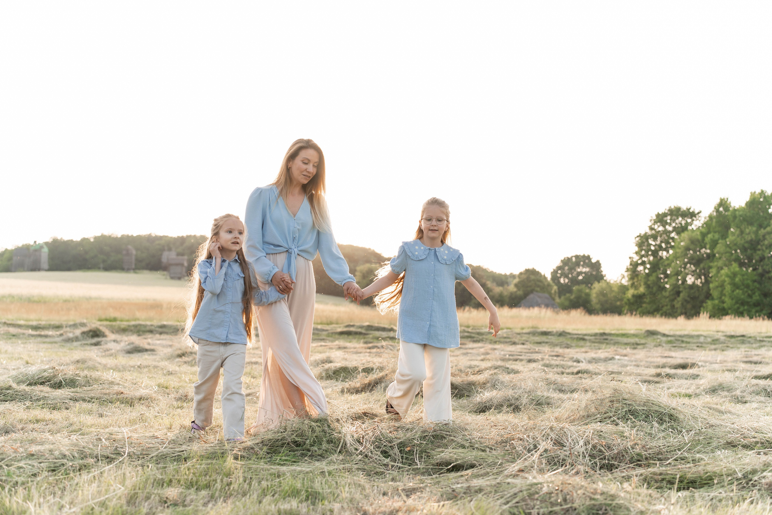 Сімейна фотосесія в Пирогово мами з двома донями. Сімейний фотограф Київ Наталія Шкаврон