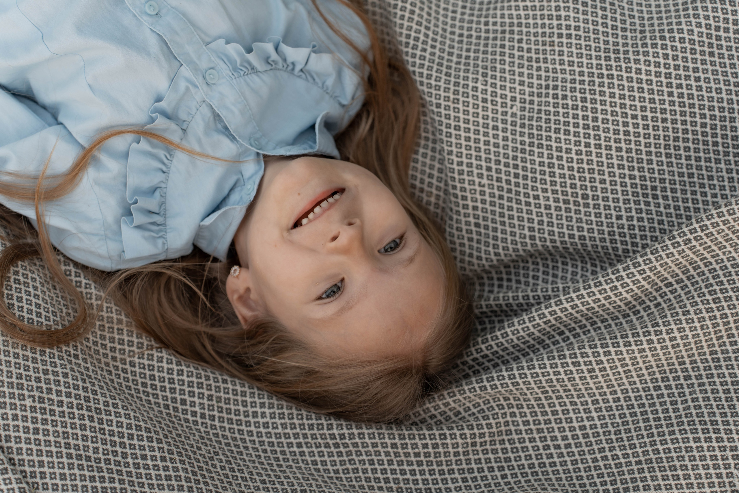 Сімейна фотосесія в Пирогово мами з двома донями. Сімейний фотограф Київ Наталія Шкаврон