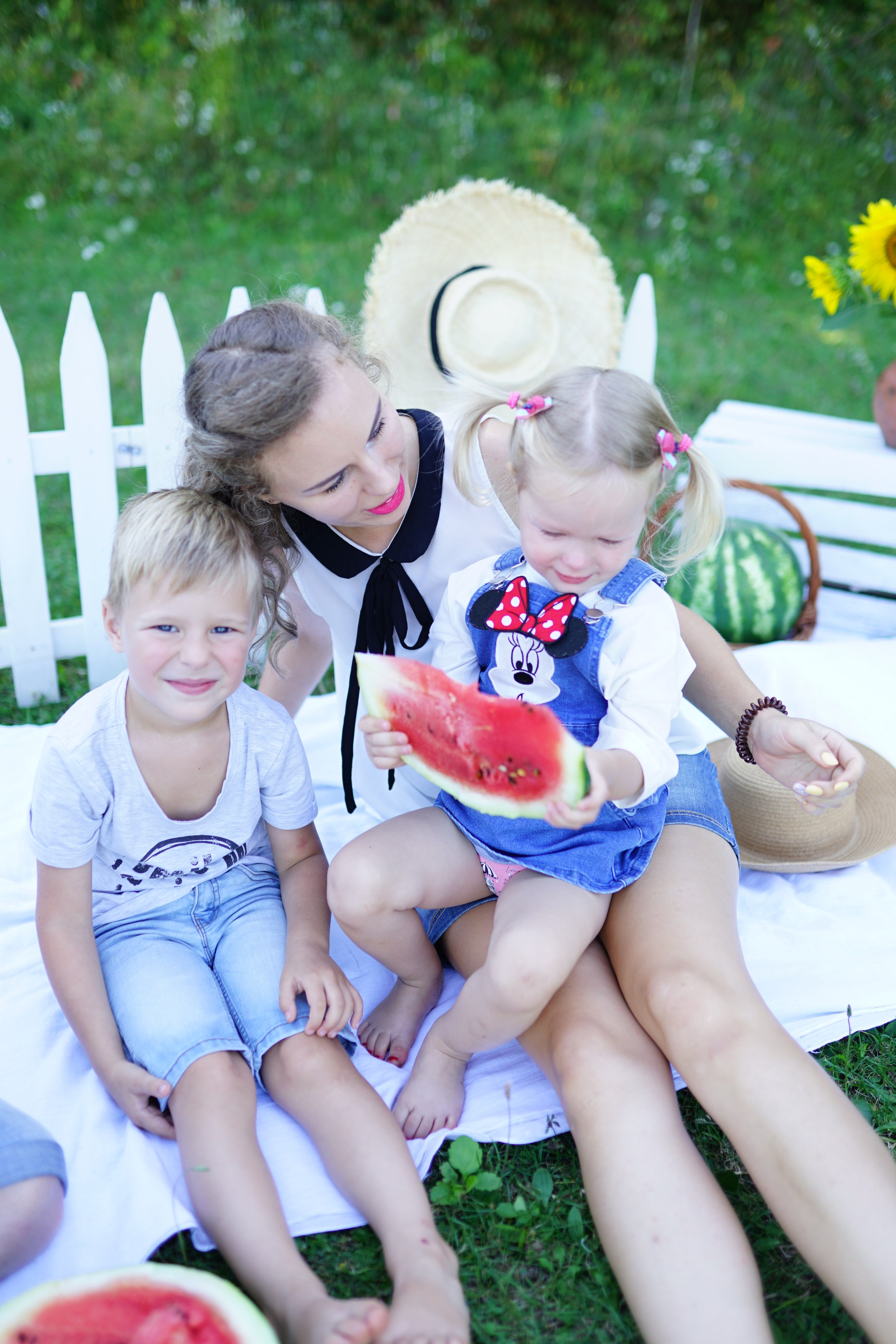 Сімейна фотосесія з кавунами. Family photographer in Kiev Natalia Shkavron