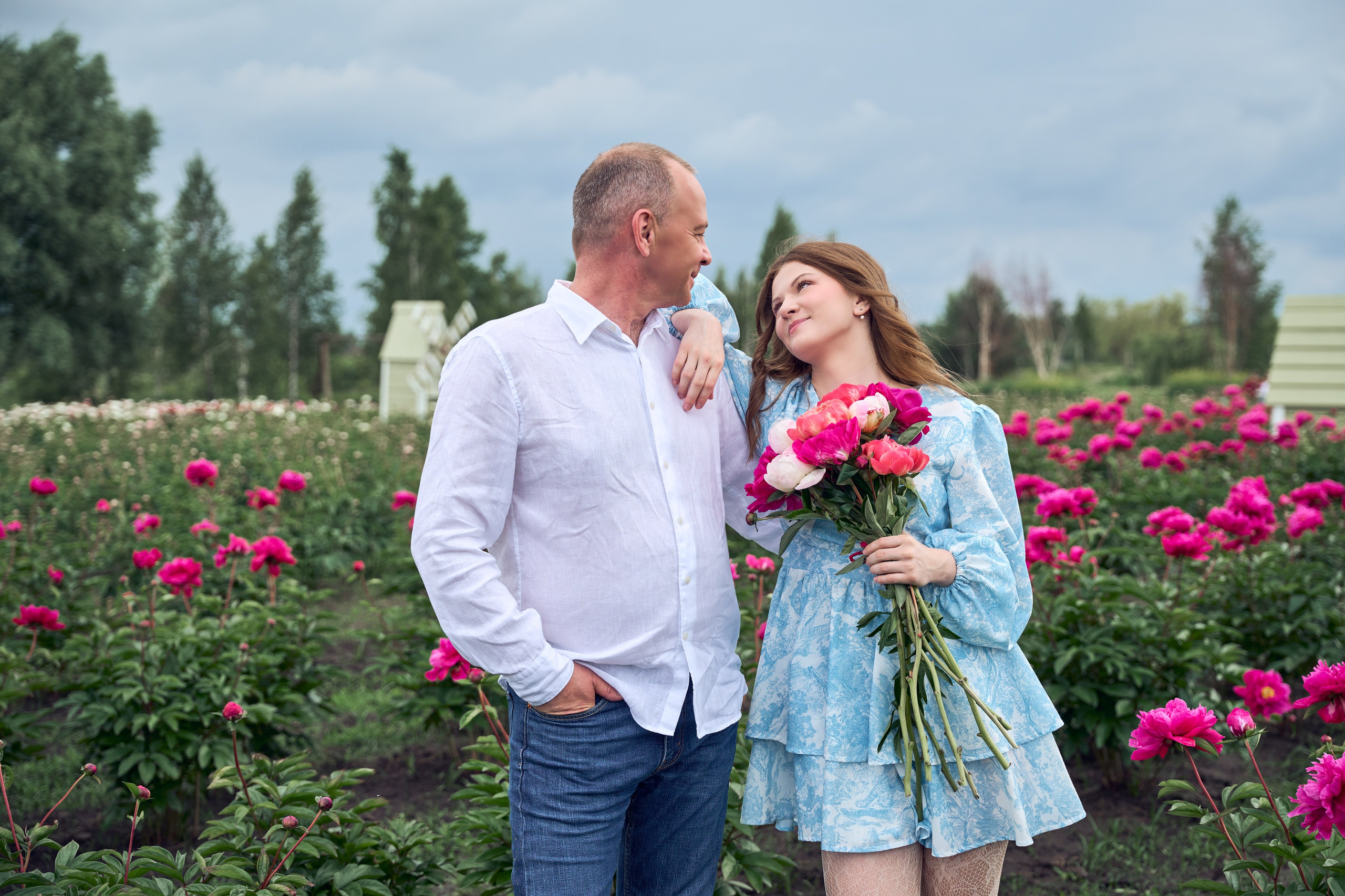 Сімейна фотосесія з піонами у Добропарку. Family photographer in Kiev Natalia Shkavron
