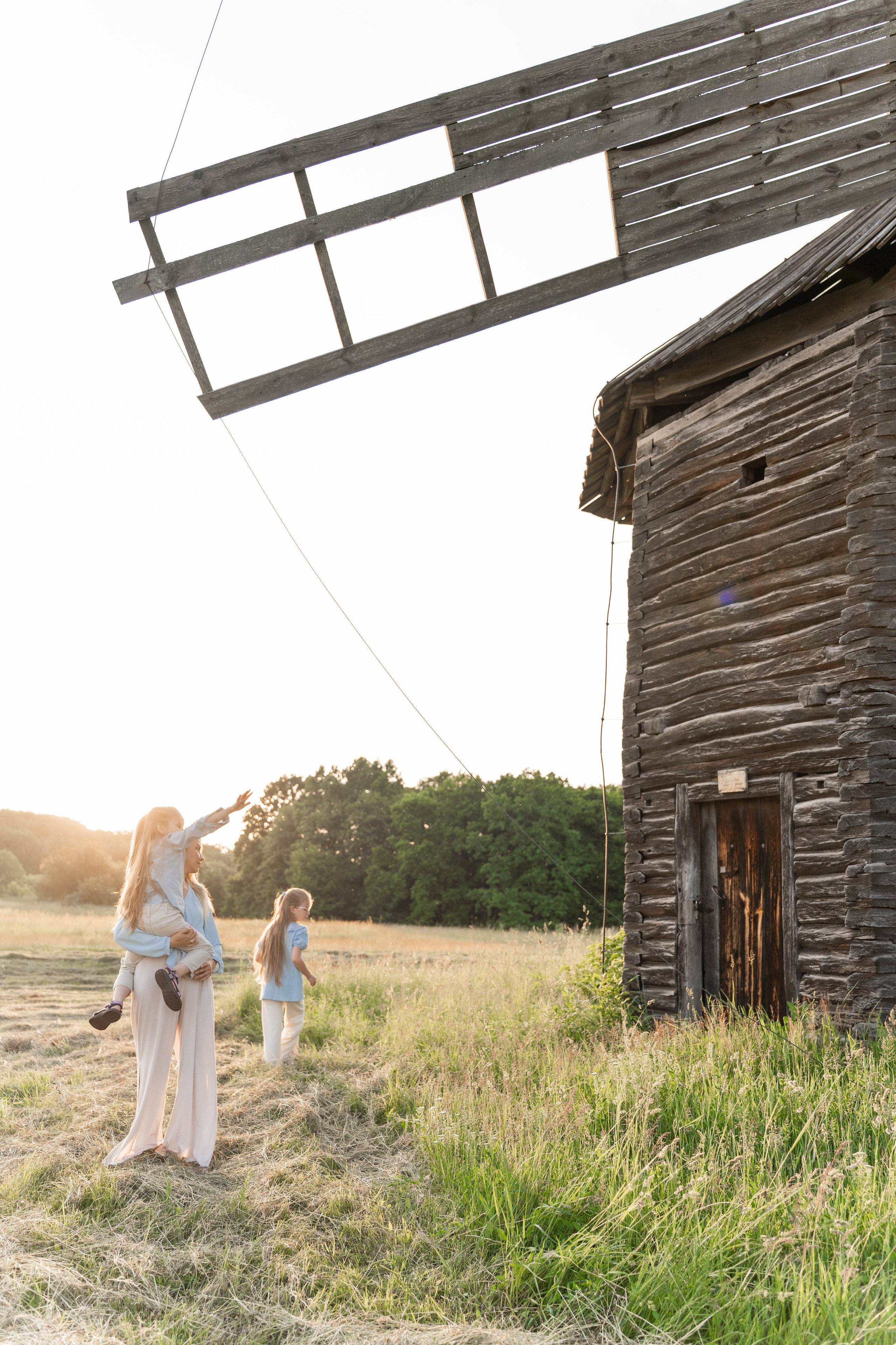 Сімейна фотосесія в Пирогово мами з двома донями. Сімейний фотограф Київ Наталія Шкаврон
