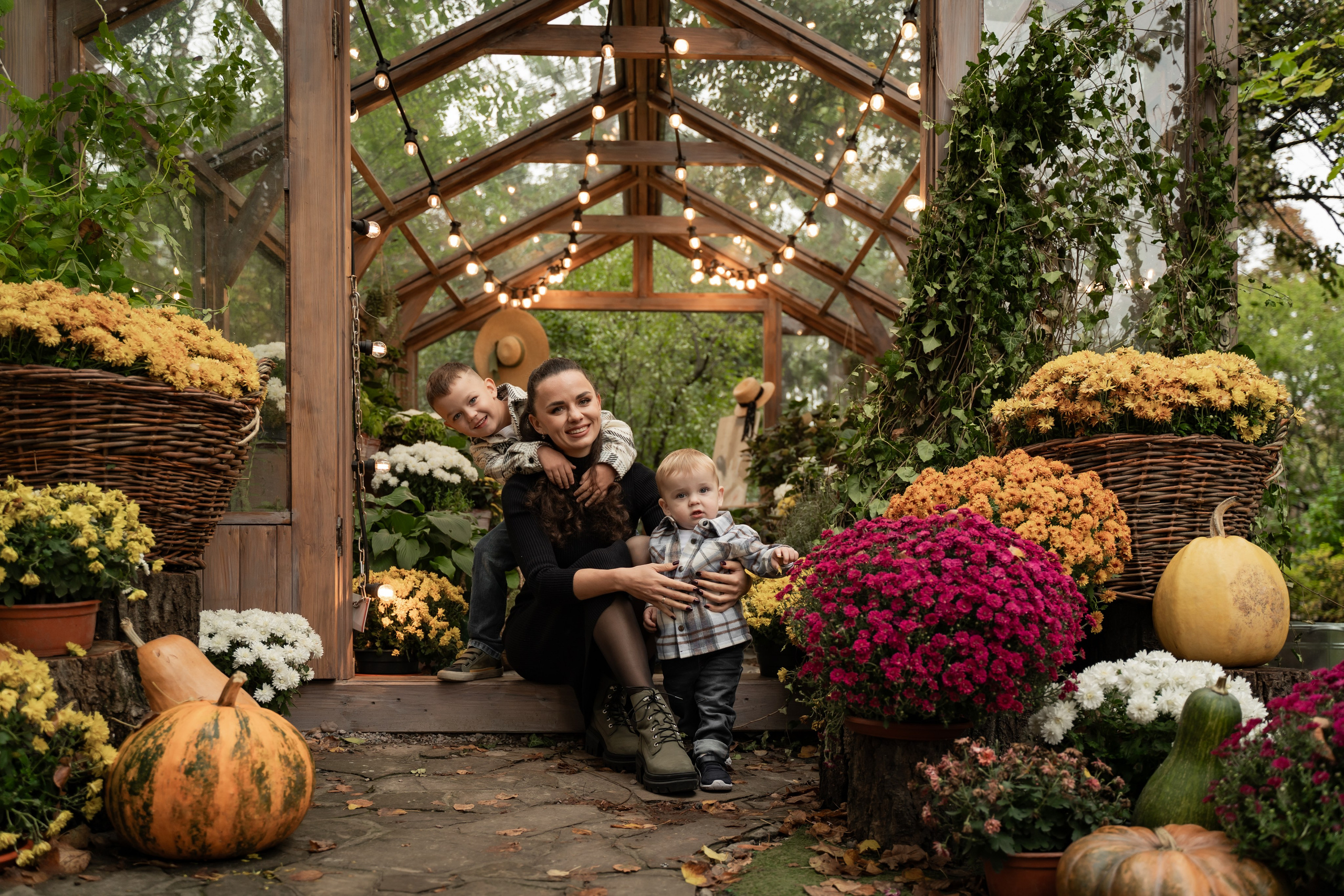 Сімейна фотосесія в саду. Сімейний фотограф Київ Наталія Шкаврон