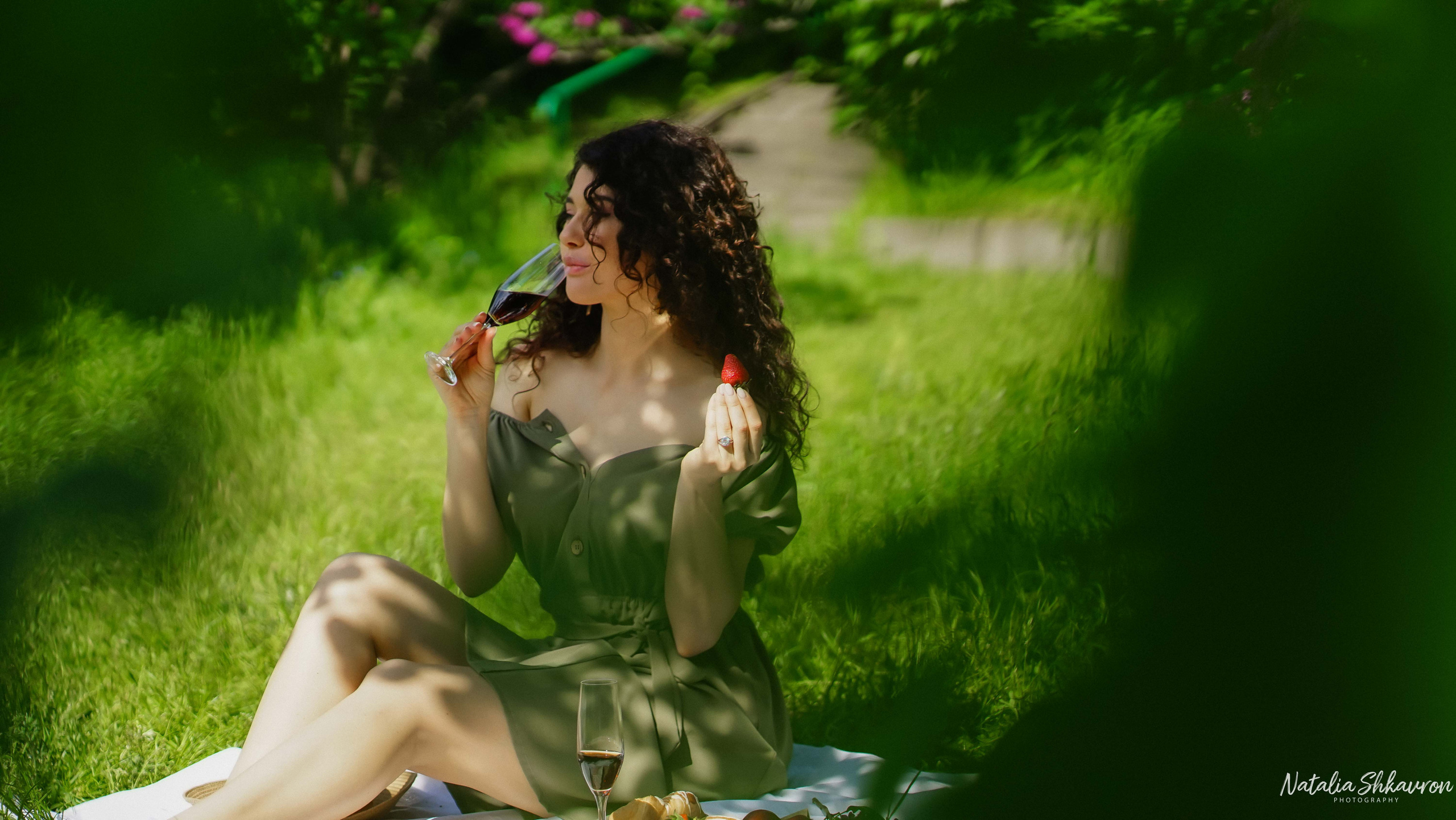 Полуничний фотопікнік 2021. Сімейний фотограф Київ Наталія Шкаврон