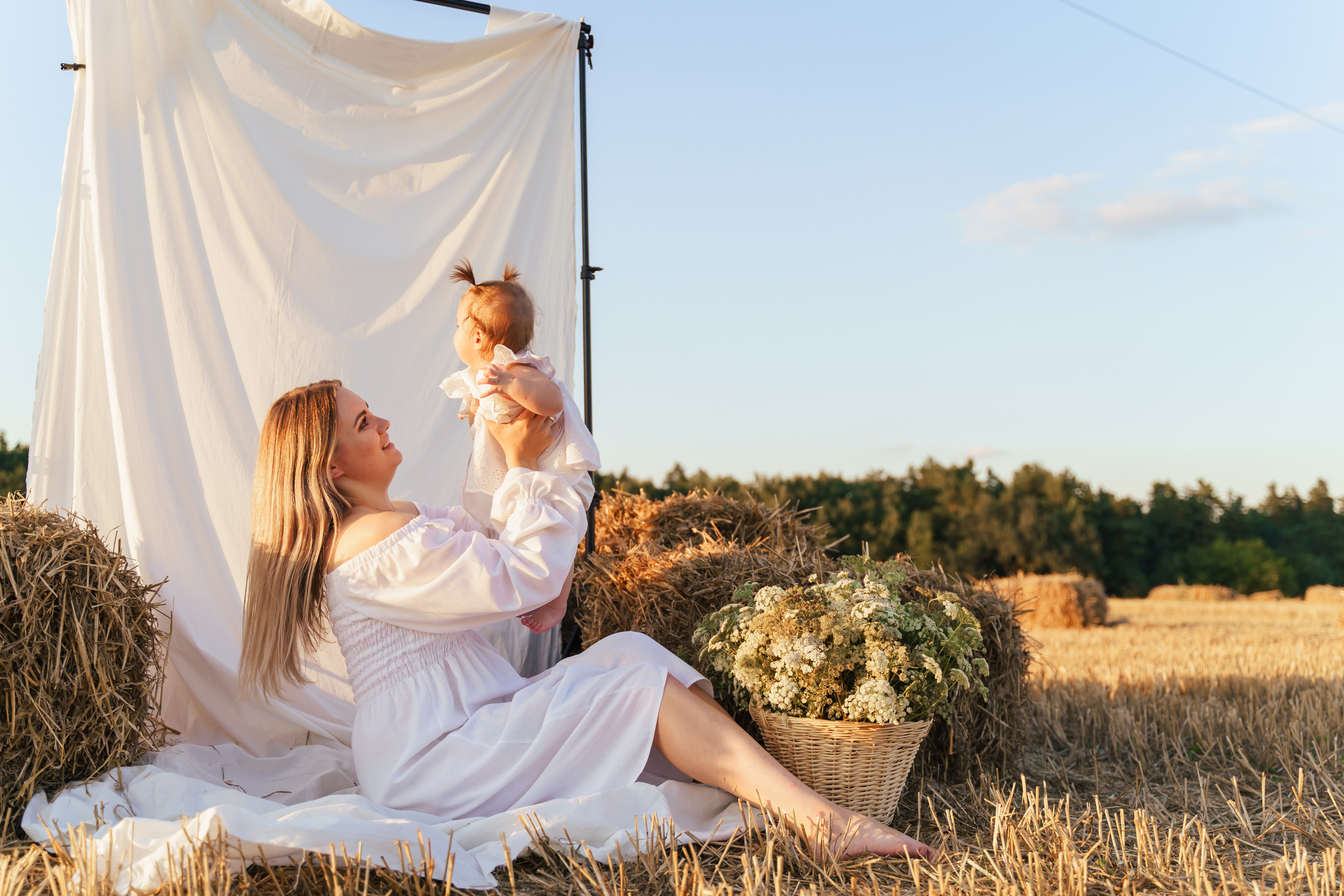 Фотосесія мама та доня в полі з тюками соломи. Сімейний фотограф Київ Наталія Шкаврон