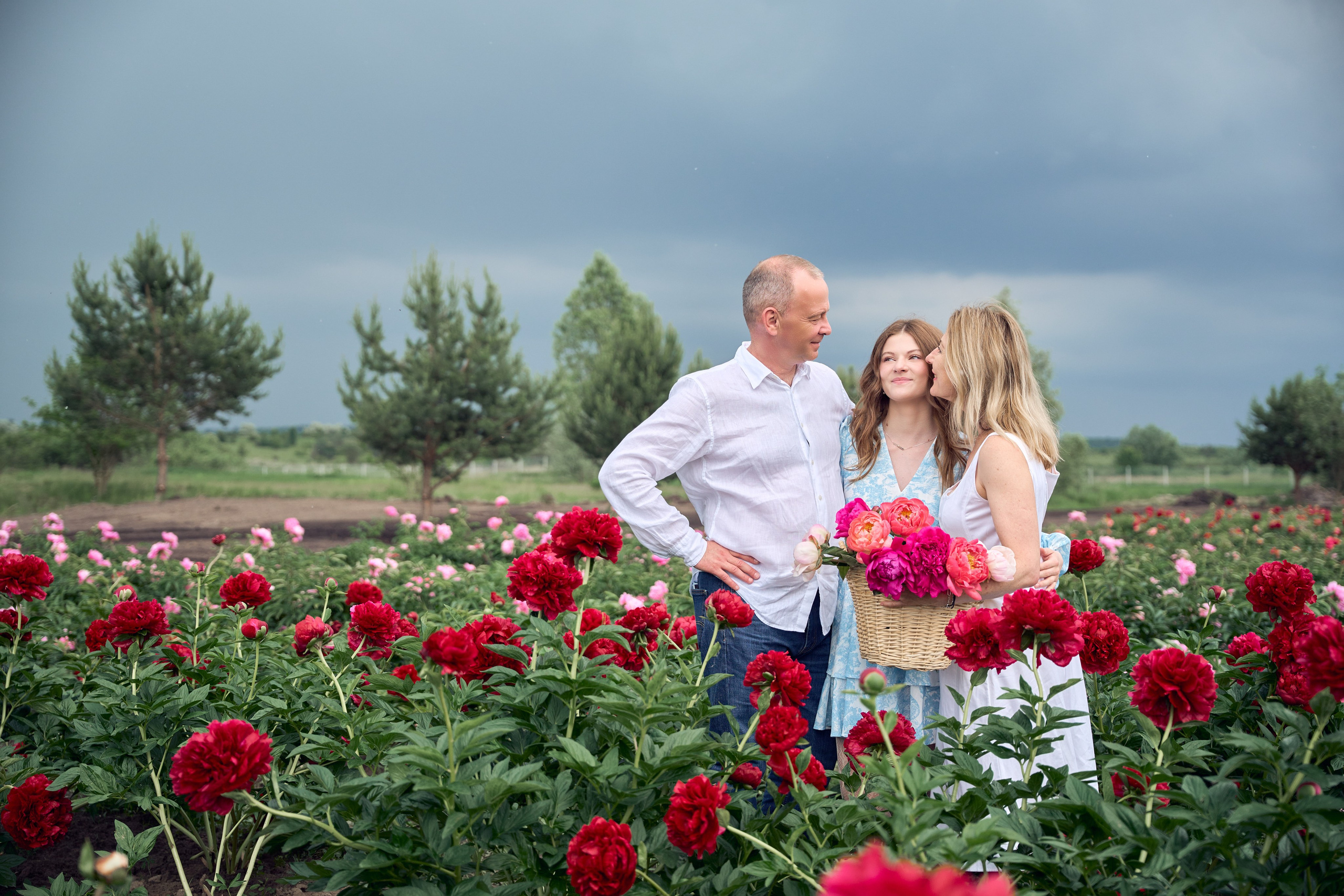 Сімейна фотосесія з піонами у Добропарку. Family photographer in Kiev Natalia Shkavron