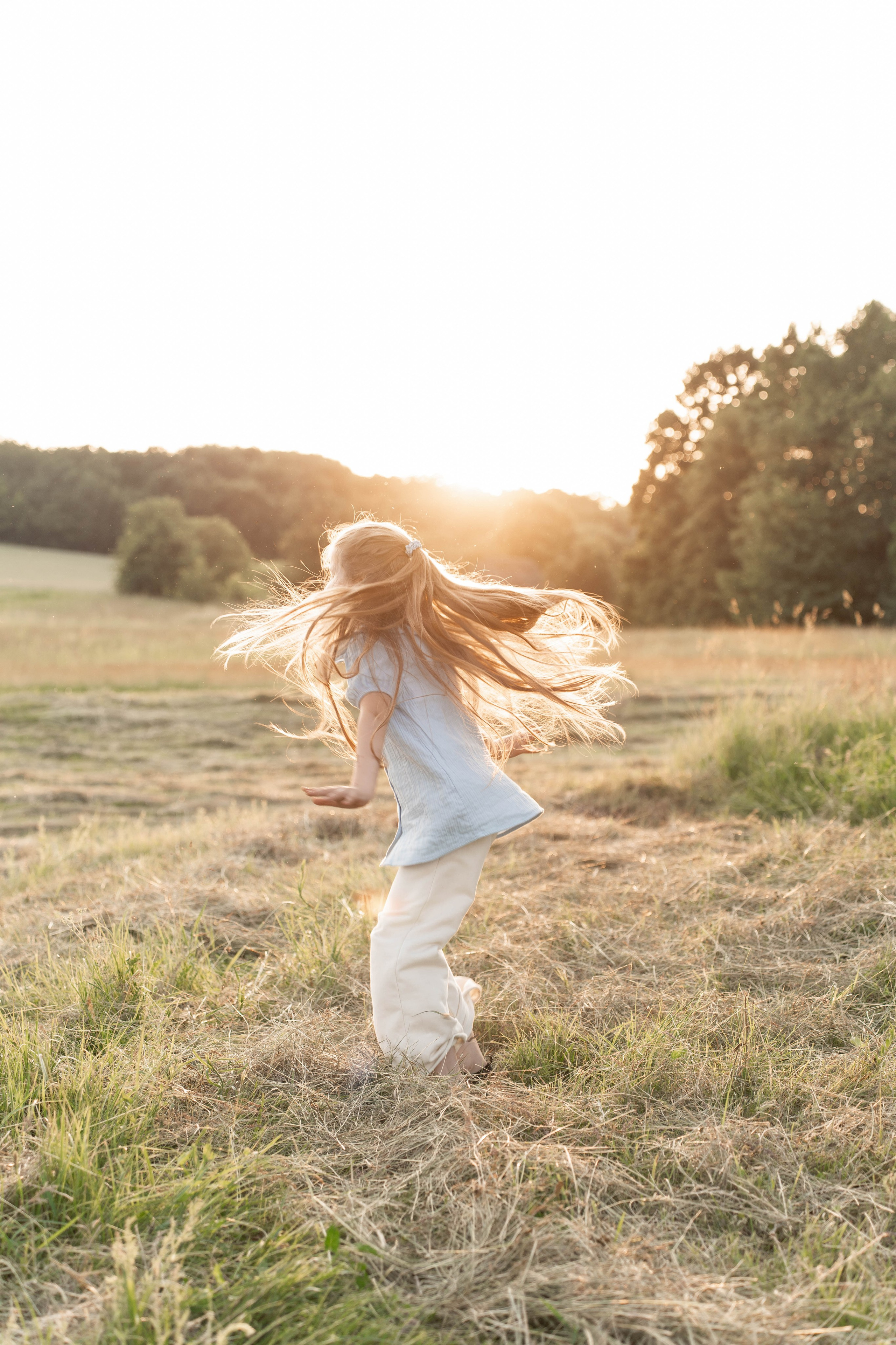 Сімейна фотосесія в Пирогово мами з двома донями. Сімейний фотограф Київ Наталія Шкаврон