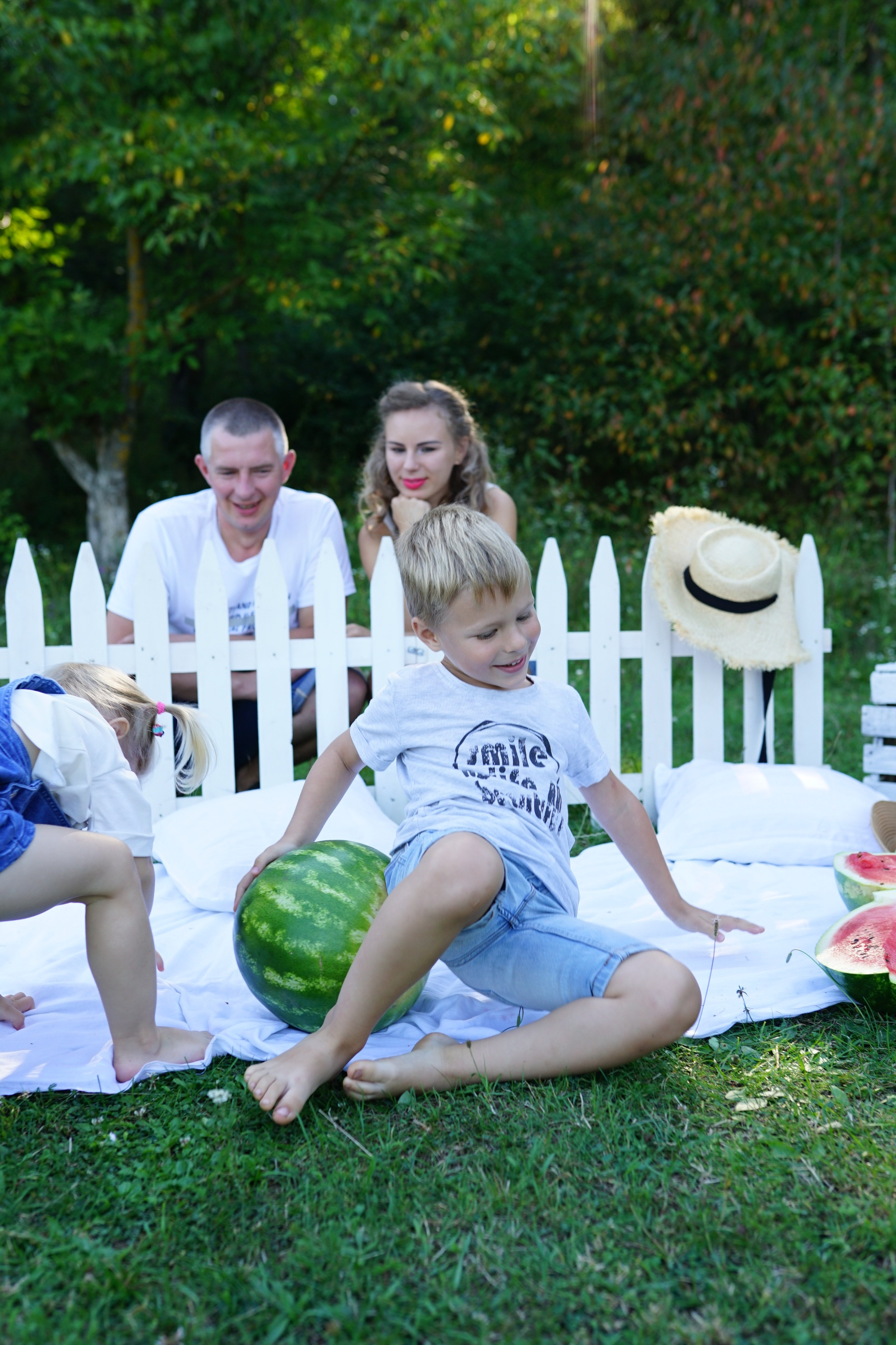 Сімейна фотосесія з кавунами. Family photographer in Kiev Natalia Shkavron