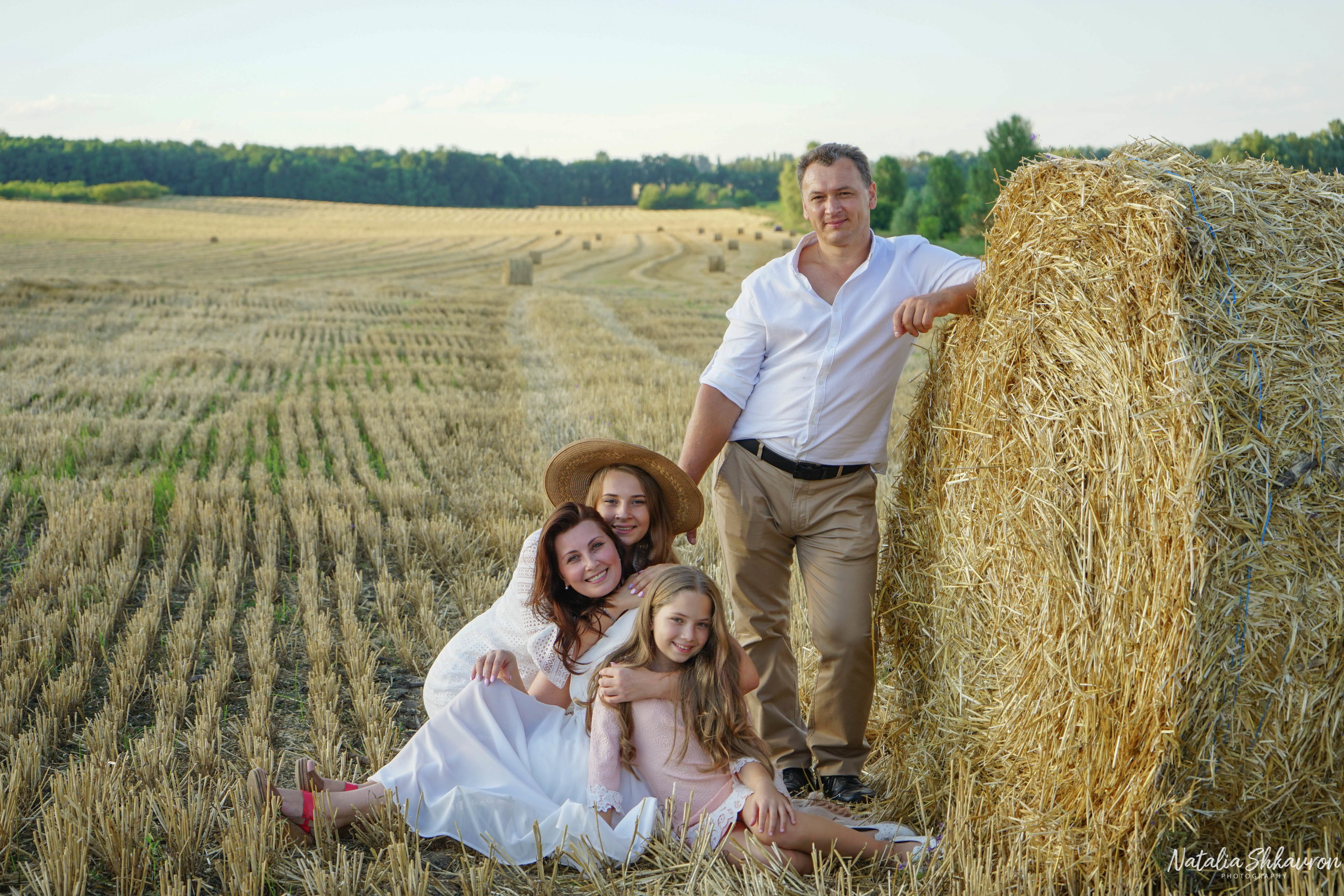 Сімейна фотосесія в полі з рулонами соломи. Сімейний фотограф Київ Наталія Шкаврон