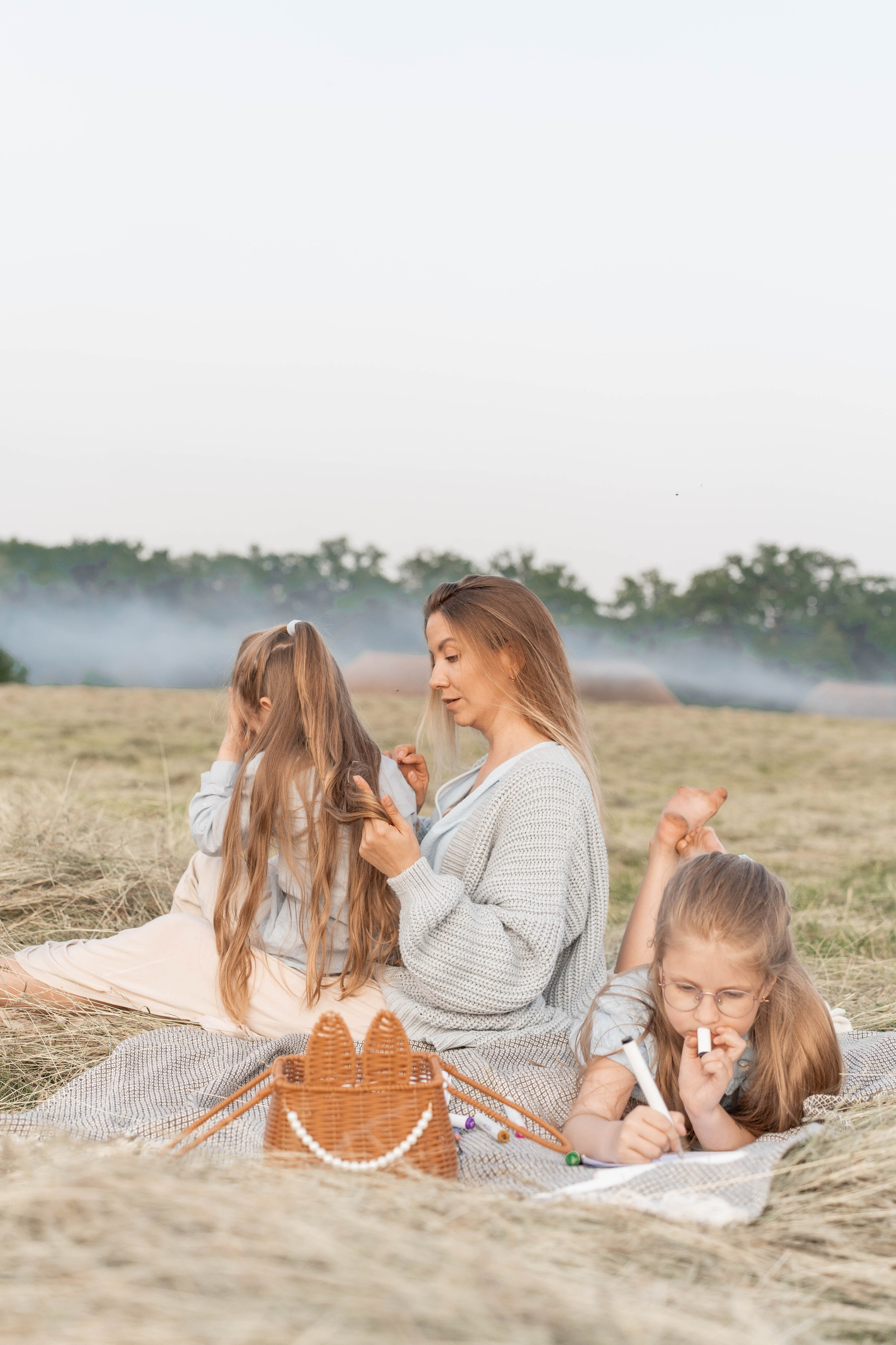 Сімейна фотосесія в Пирогово мами з двома донями. Сімейний фотограф Київ Наталія Шкаврон