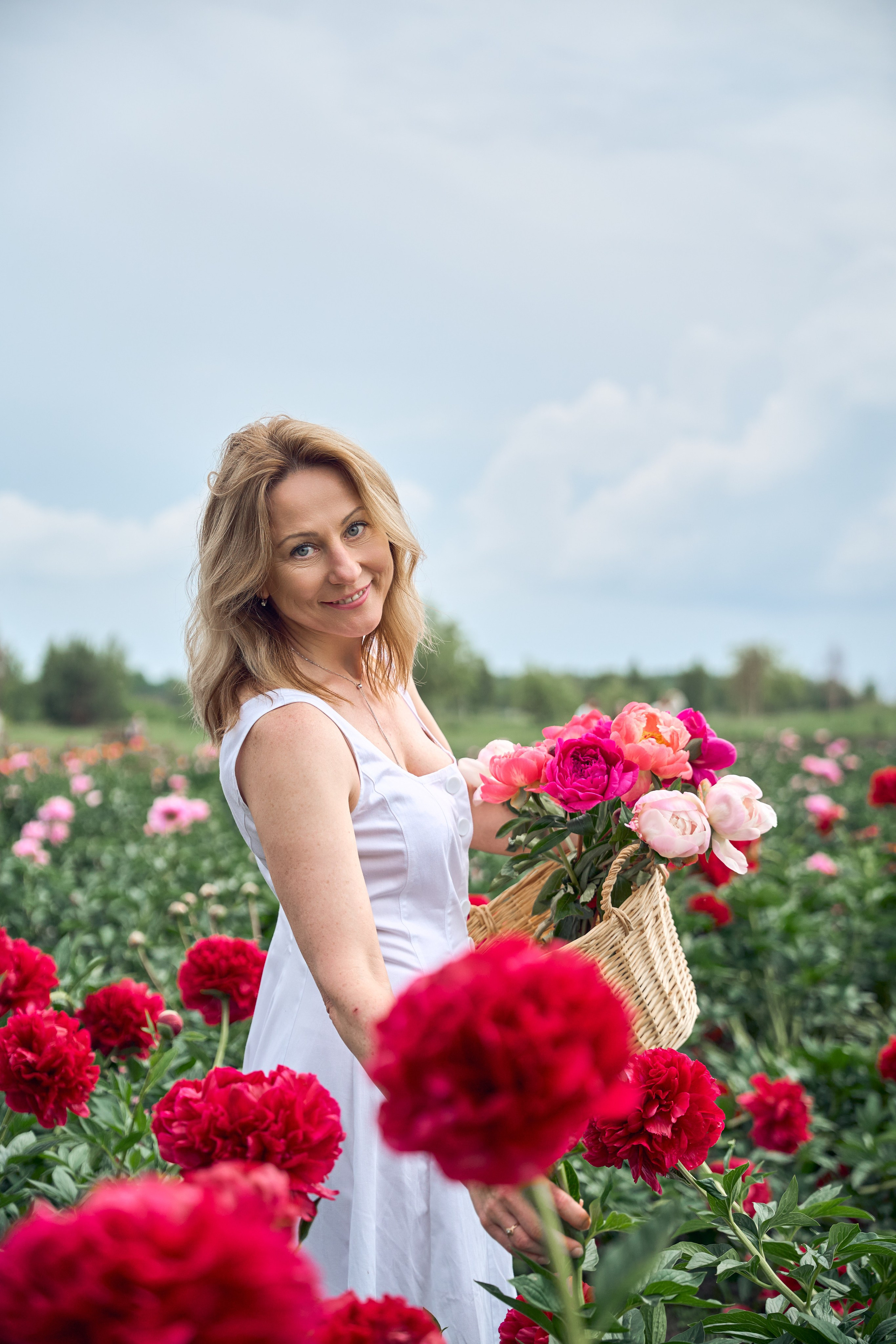 Сімейна фотосесія з піонами у Добропарку. Family photographer in Kiev Natalia Shkavron
