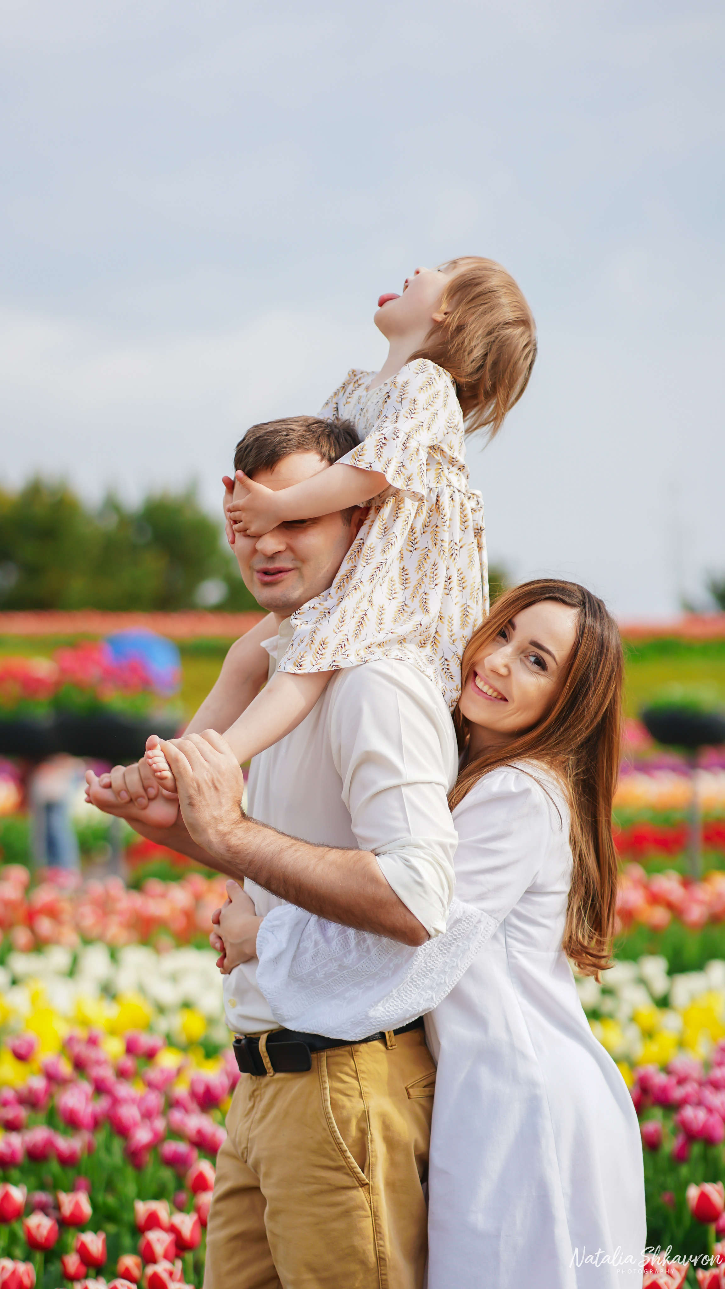 Сімейна фотосесія в тюльпанах. Сімейний фотограф Київ Наталія Шкаврон