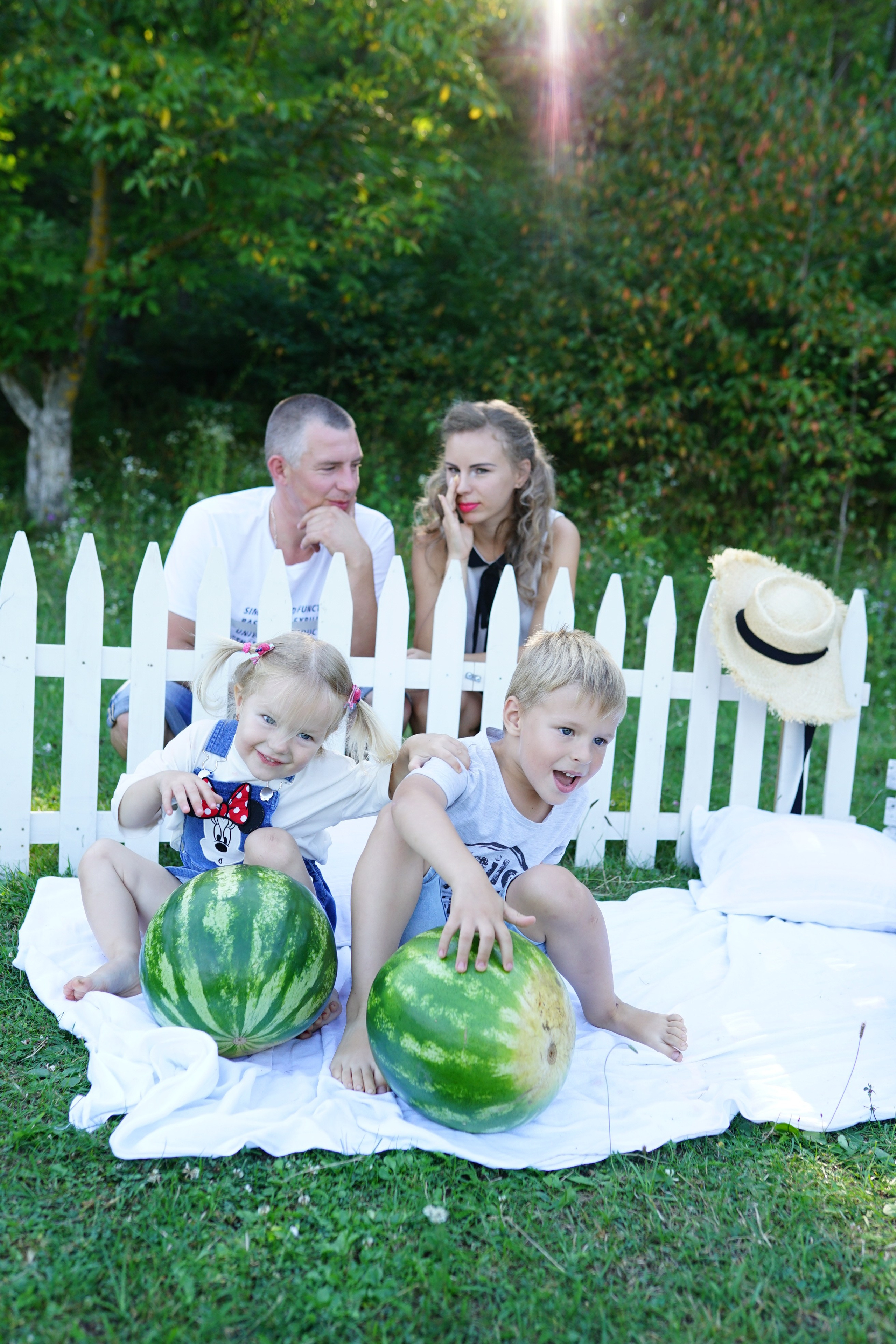 Сімейна фотосесія з кавунами. Family photographer in Kiev Natalia Shkavron