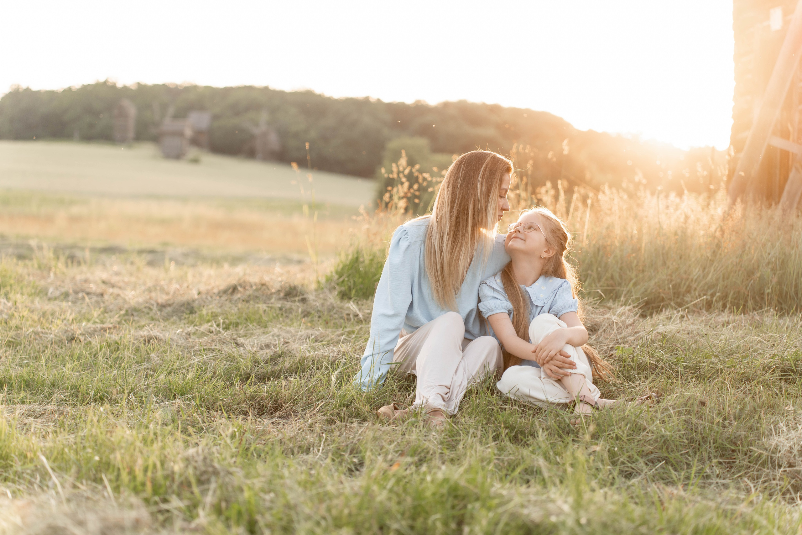 Сімейна фотосесія в Пирогово мами з двома донями. Сімейний фотограф Київ Наталія Шкаврон