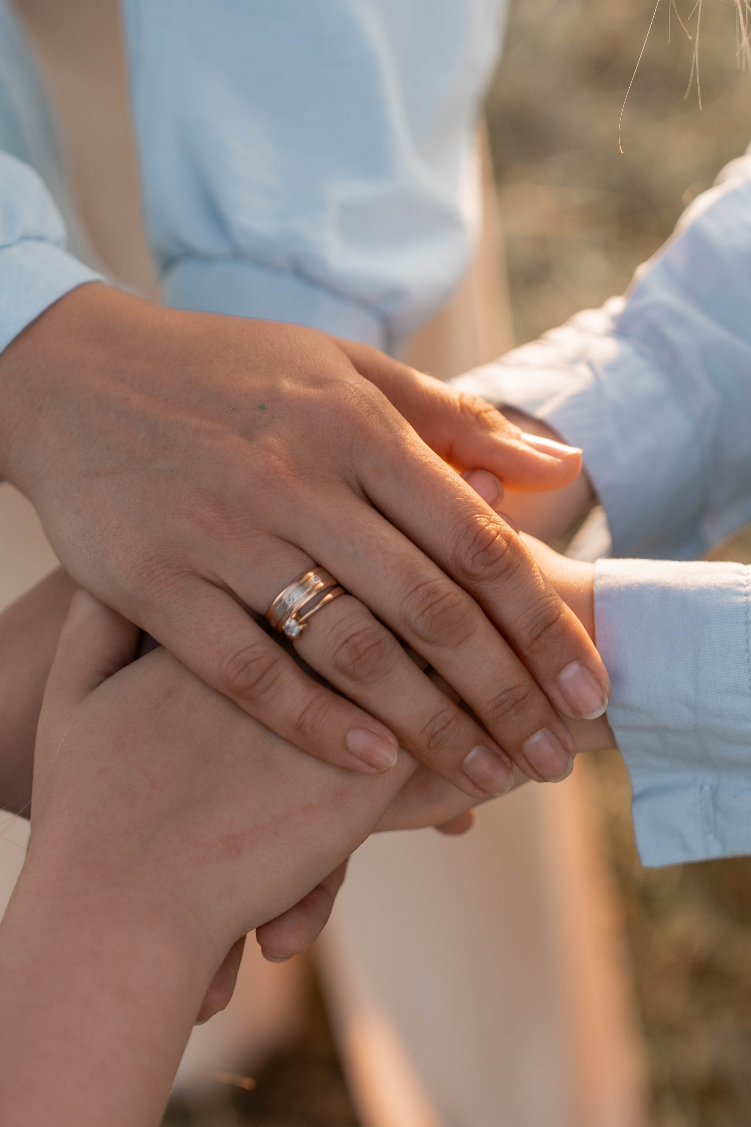 Сімейна фотосесія в Пирогово мами з двома донями. Сімейний фотограф Київ Наталія Шкаврон