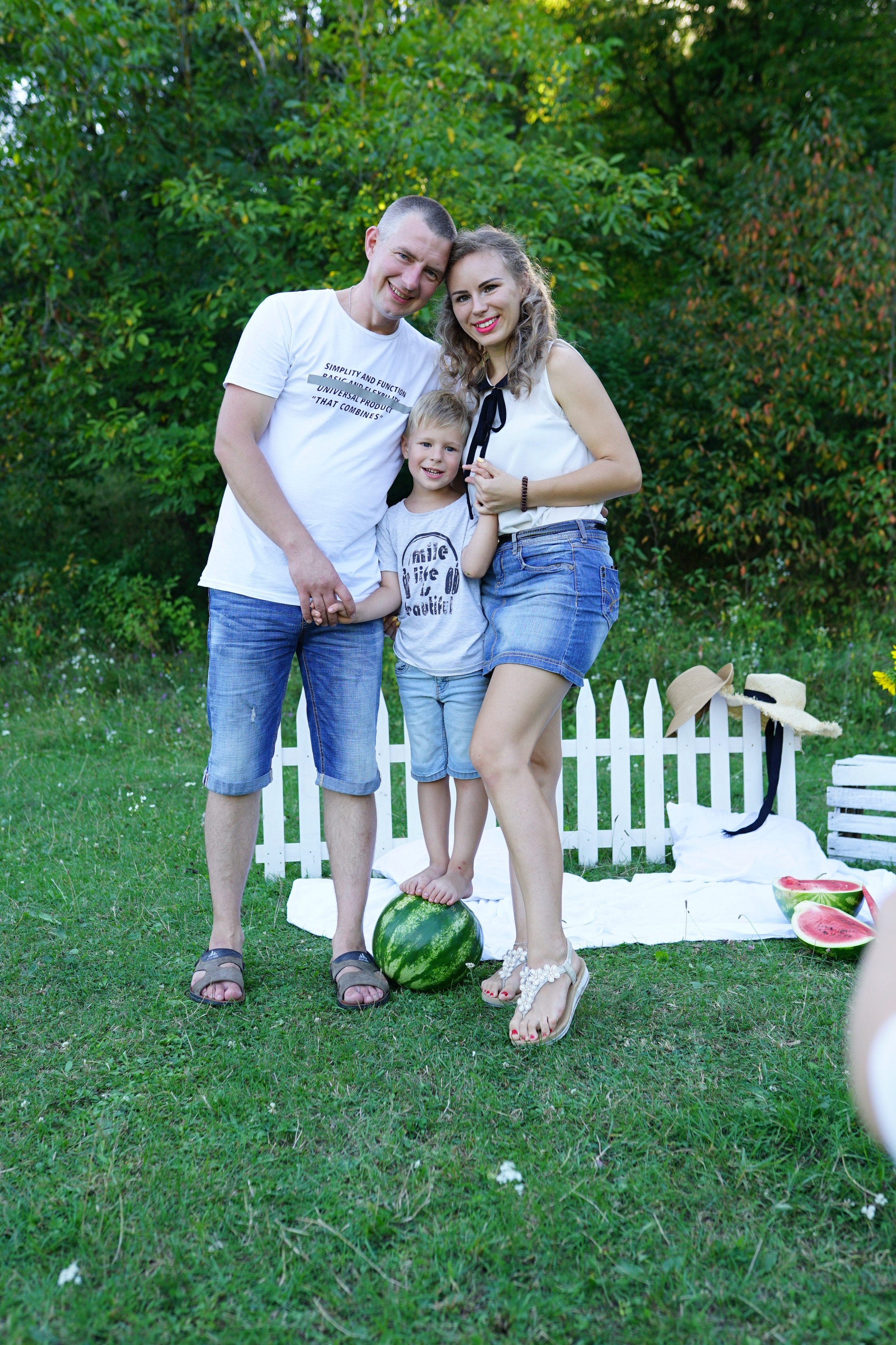 Сімейна фотосесія з кавунами. Family photographer in Kiev Natalia Shkavron