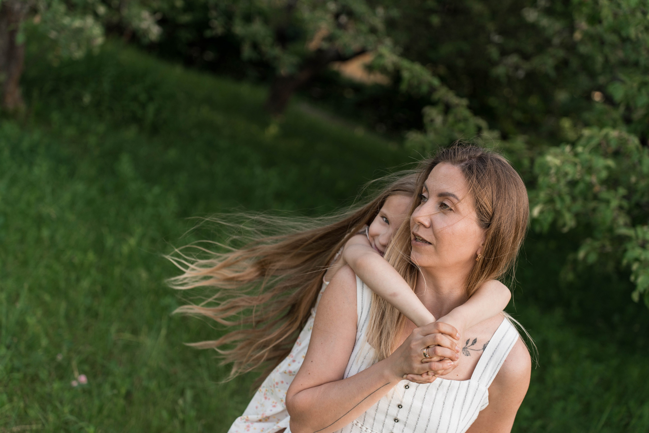 Сімейна фотосесія в Пирогово мами з двома донями. Сімейний фотограф Київ Наталія Шкаврон