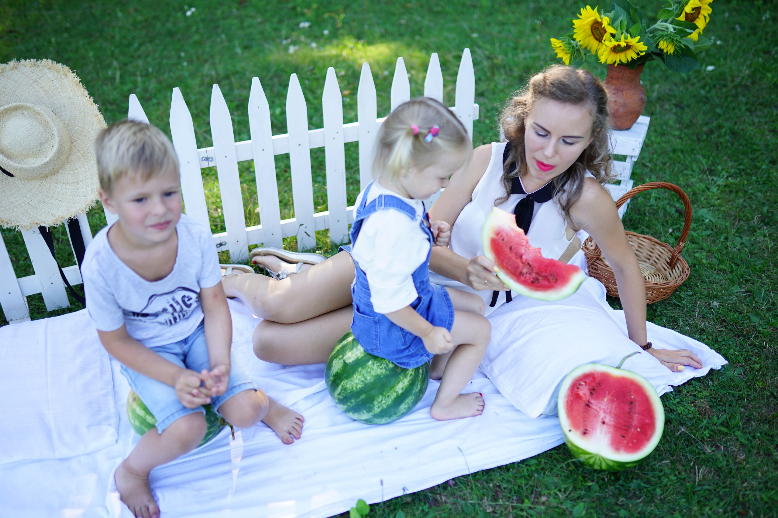 Сімейна фотосесія з кавунами. Family photographer in Kiev Natalia Shkavron