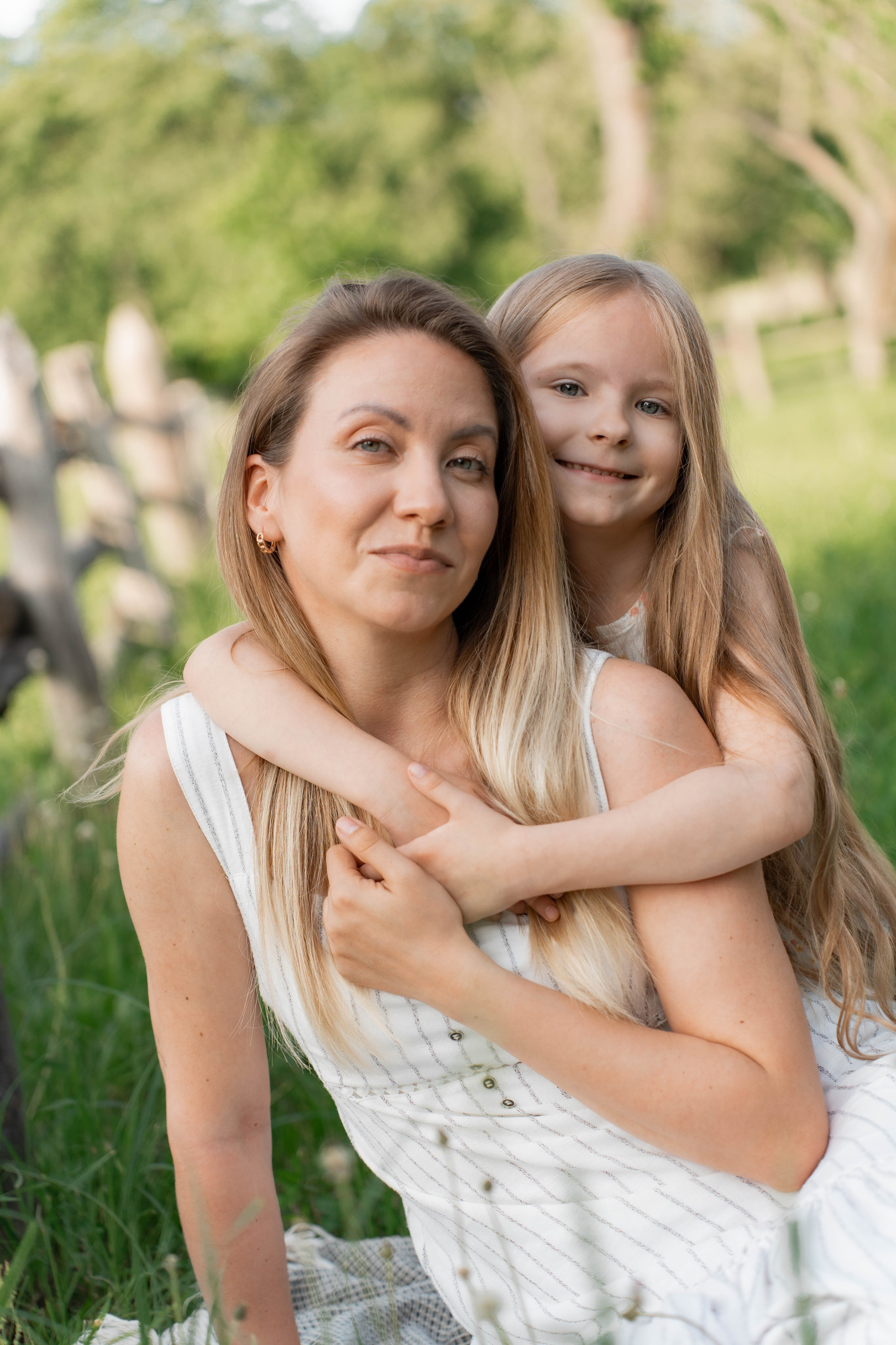 Сімейна фотосесія в Пирогово мами з двома донями. Сімейний фотограф Київ Наталія Шкаврон