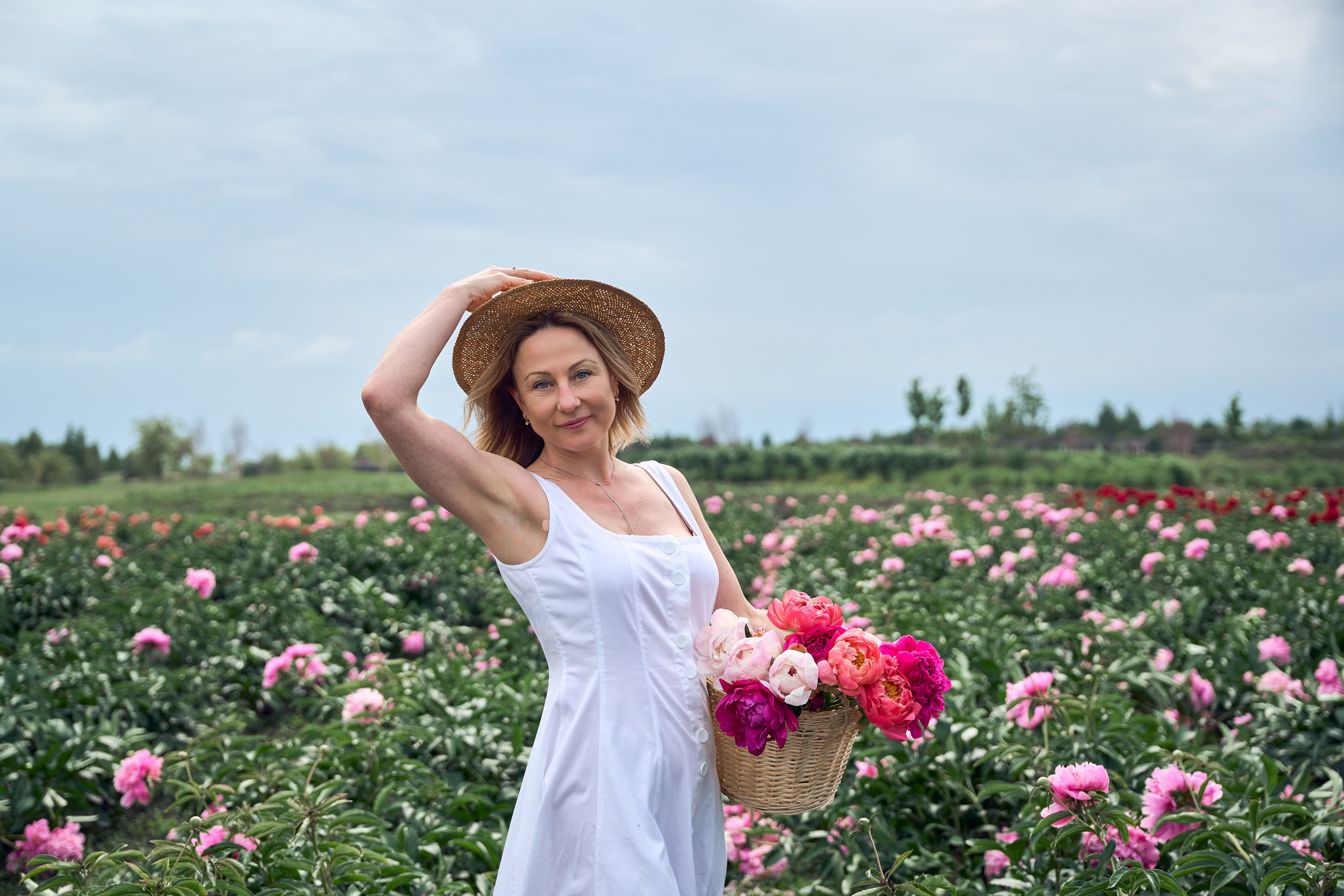 Сімейна фотосесія з піонами у Добропарку. Family photographer in Kiev Natalia Shkavron