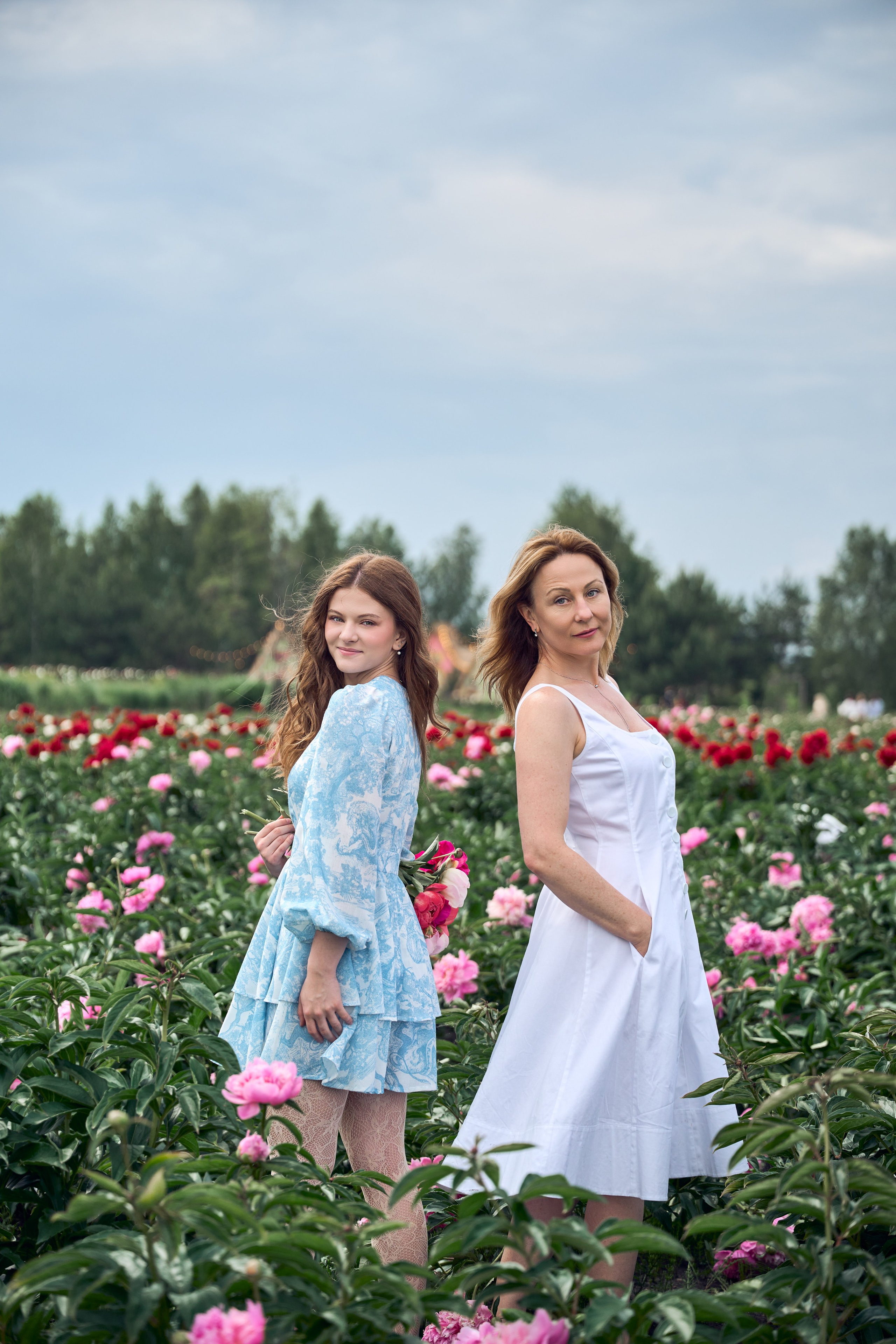 Сімейна фотосесія з піонами у Добропарку. Family photographer in Kiev Natalia Shkavron